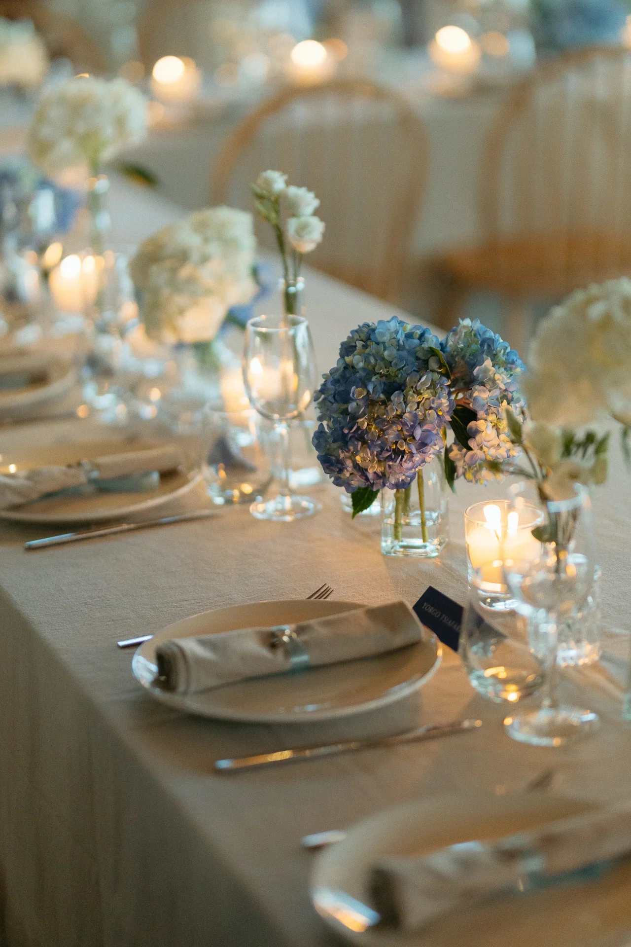 wedding-table-decorated-with-white-and-blue.webp
