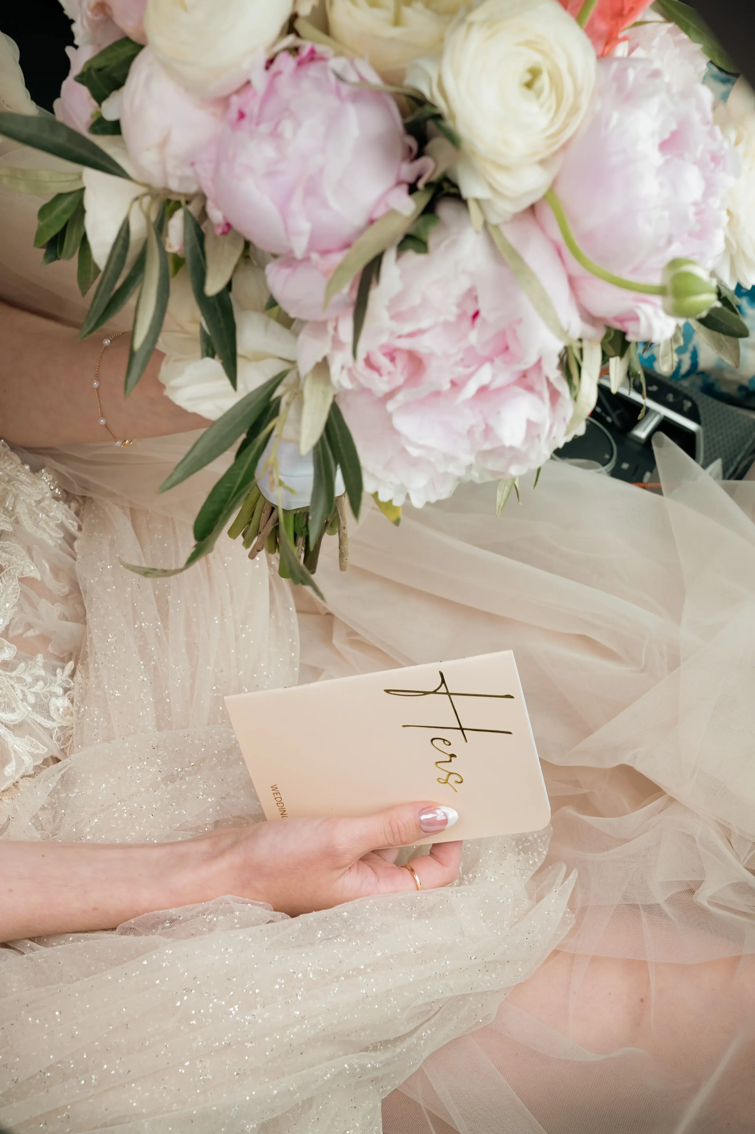 wedding-vows-ans-wedding-bouquet.webp