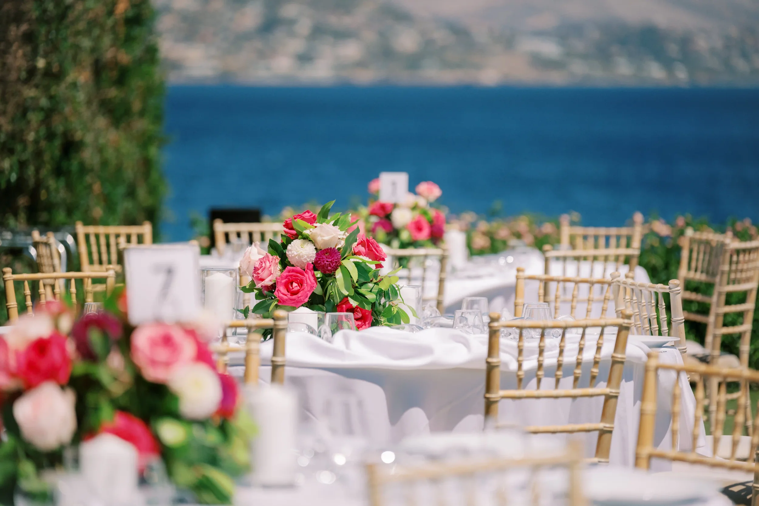 beautiful-centerpieces-with-roses.webp