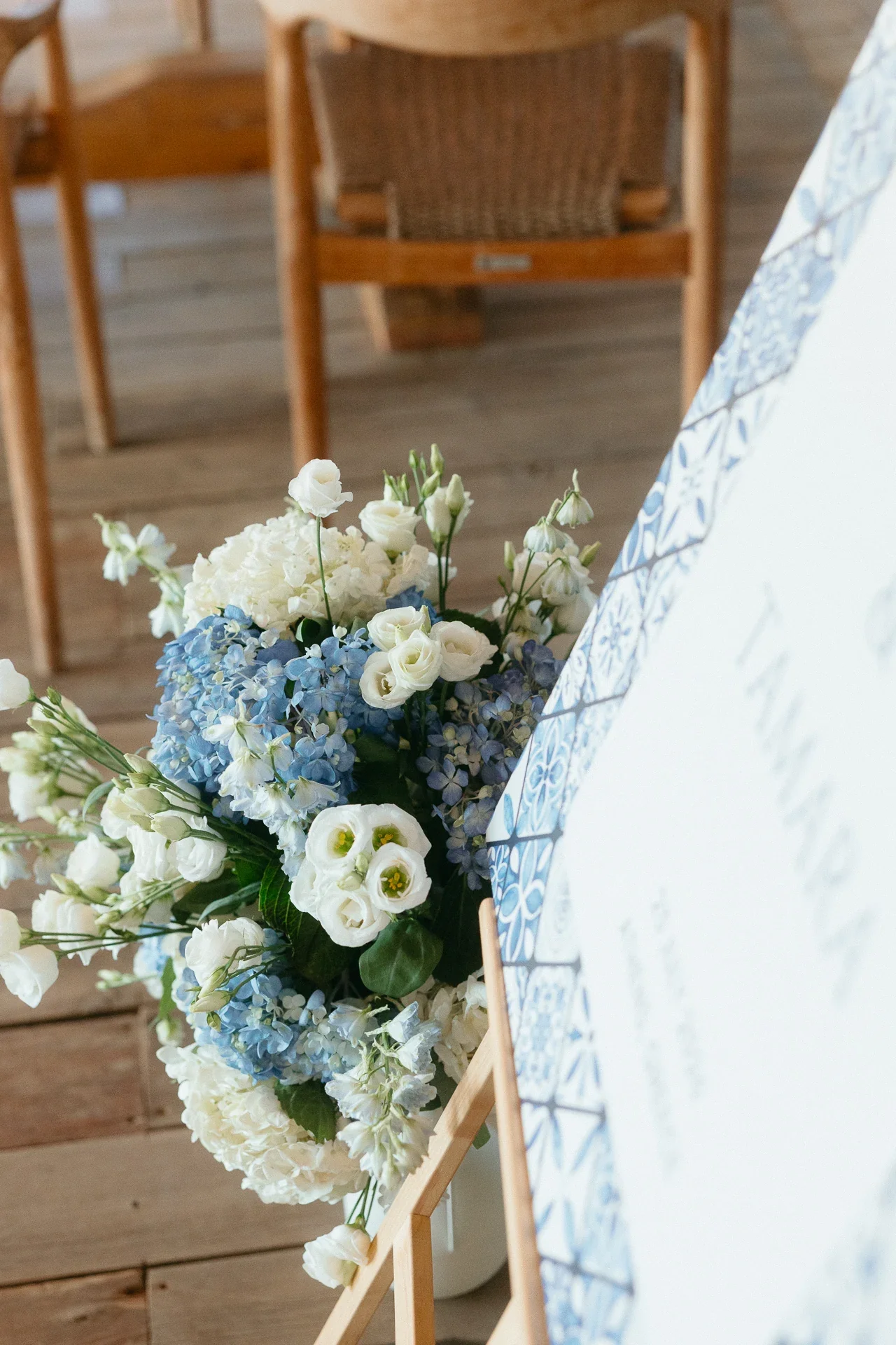 white-and-blue-wedding-welcome-sign.webp