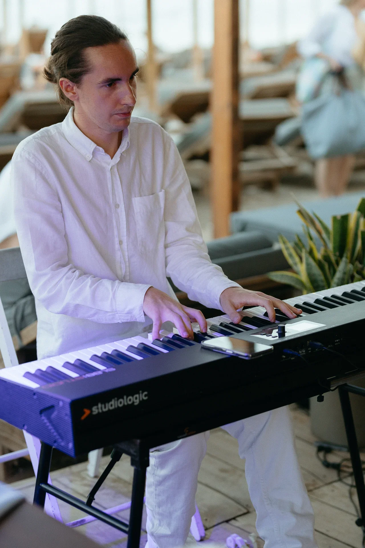 piano-player-at-a-wedding.webp