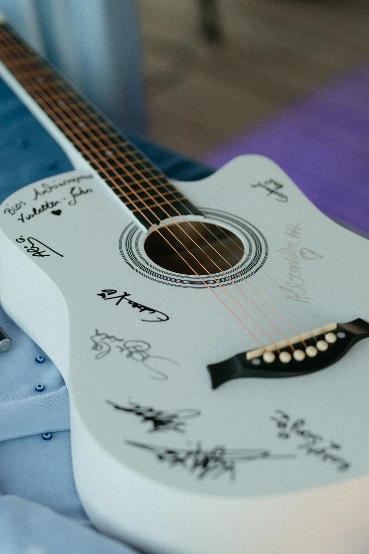 guitar-signed-by-the-guests-of-a-wedding.webp