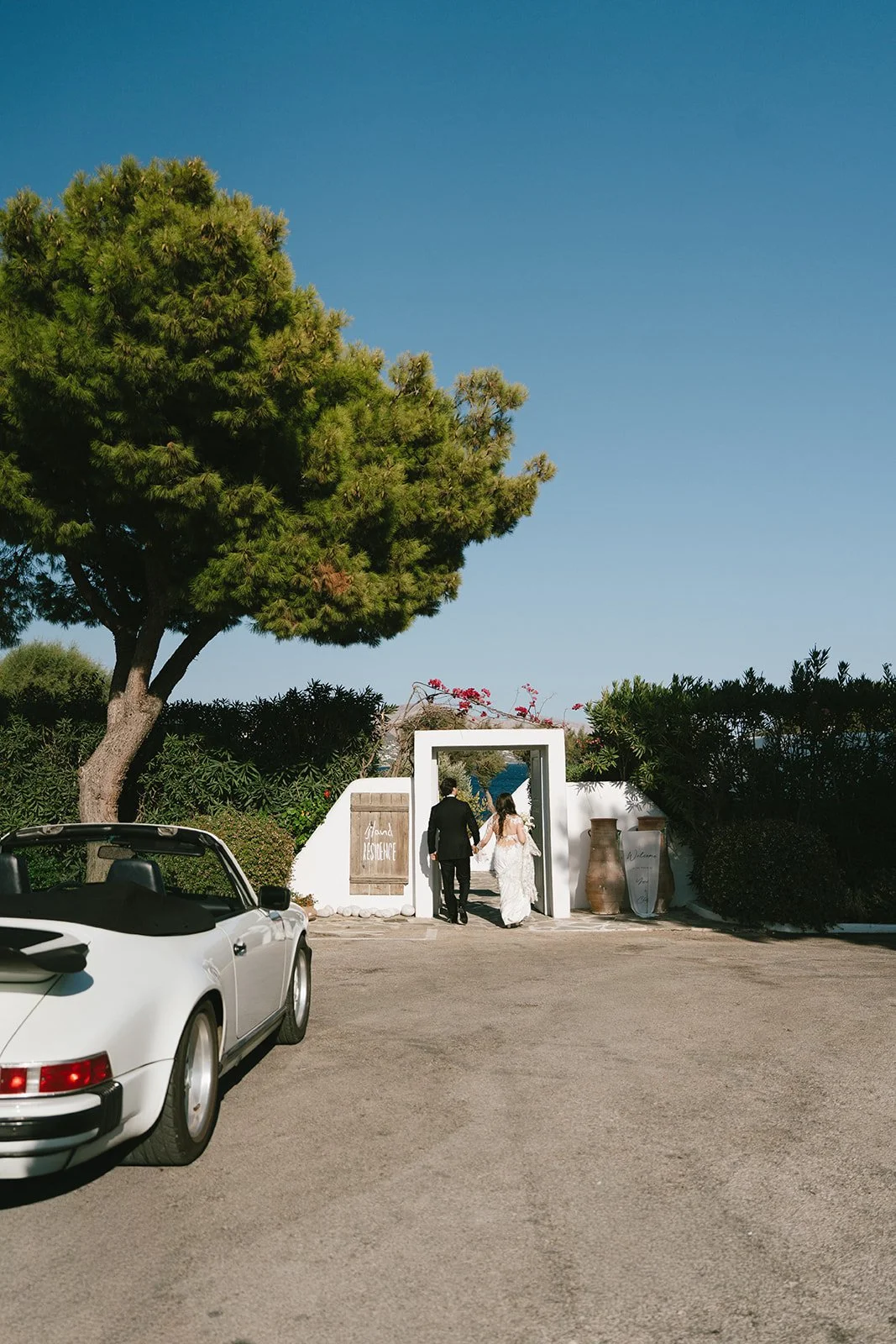 married couple entering island art and taste for the reception