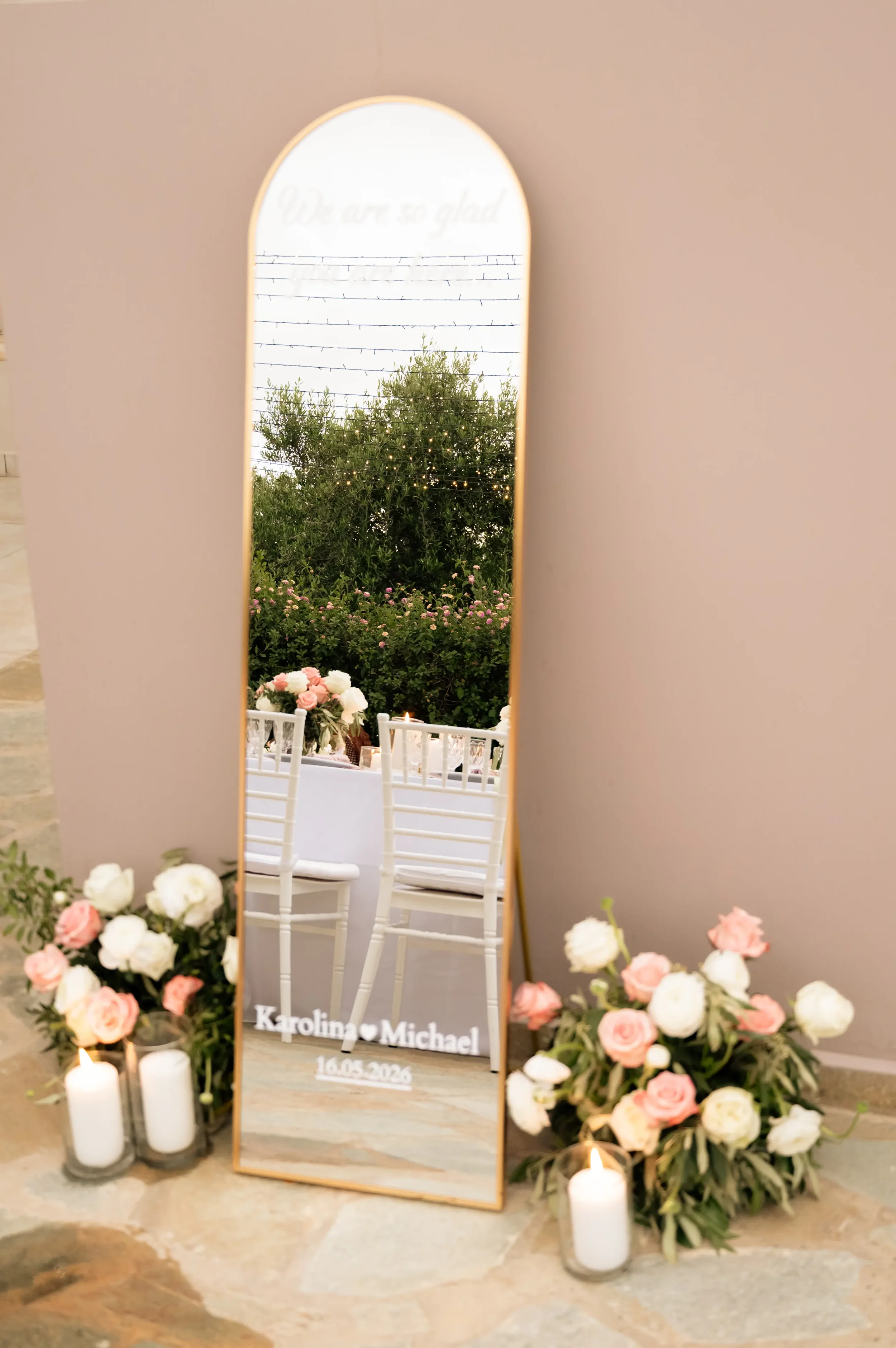 welcome-sign-of-a-wedding-on-a-mirror.webp