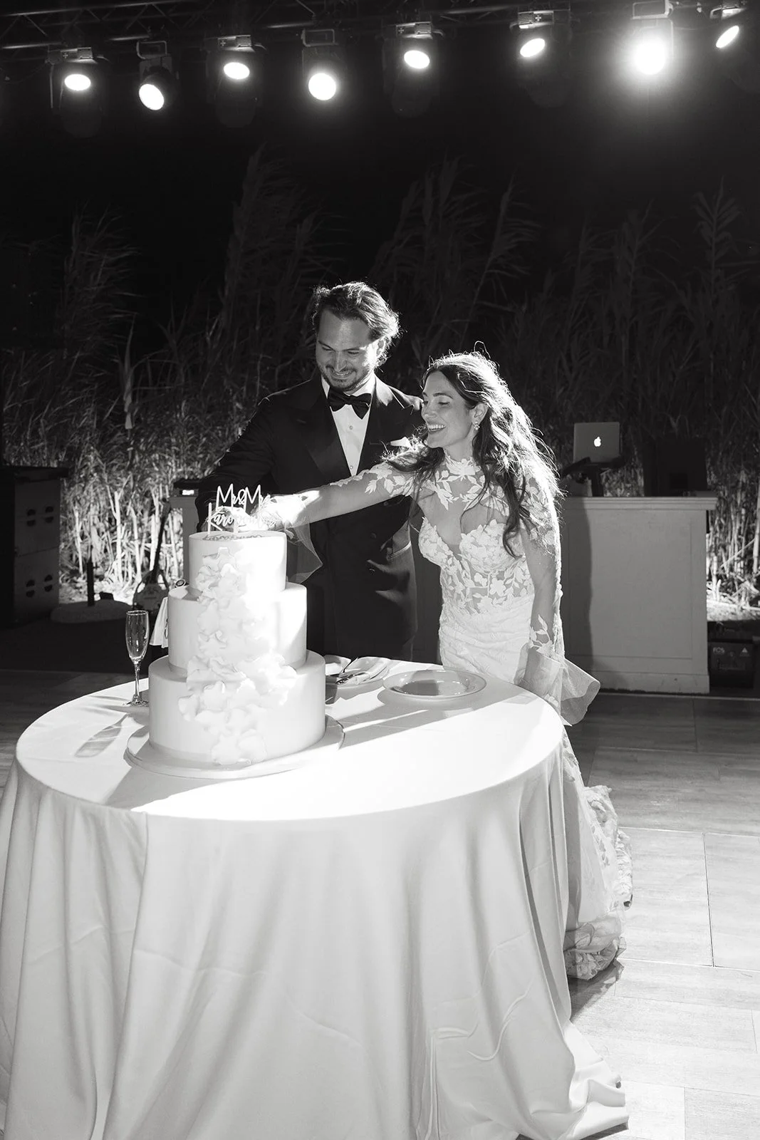 married couple cutting the wedding cake