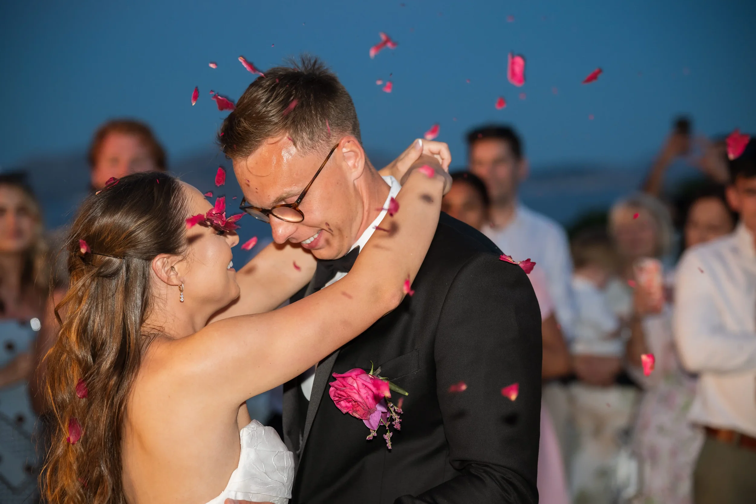 bride-and-groom-first-dance-under-the-stars.webp