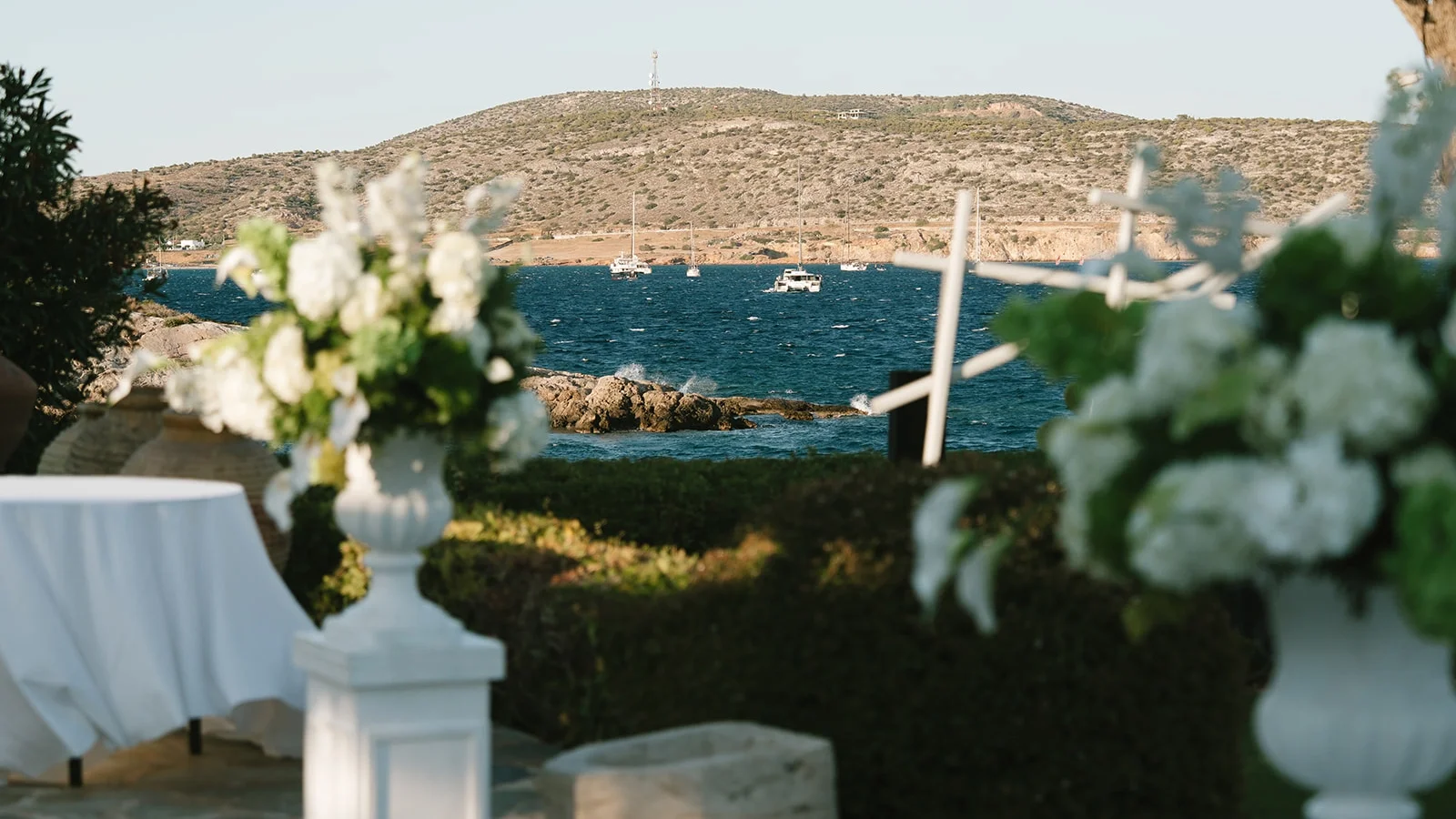 floral decoration at island art and taste for a romantic destination wedding