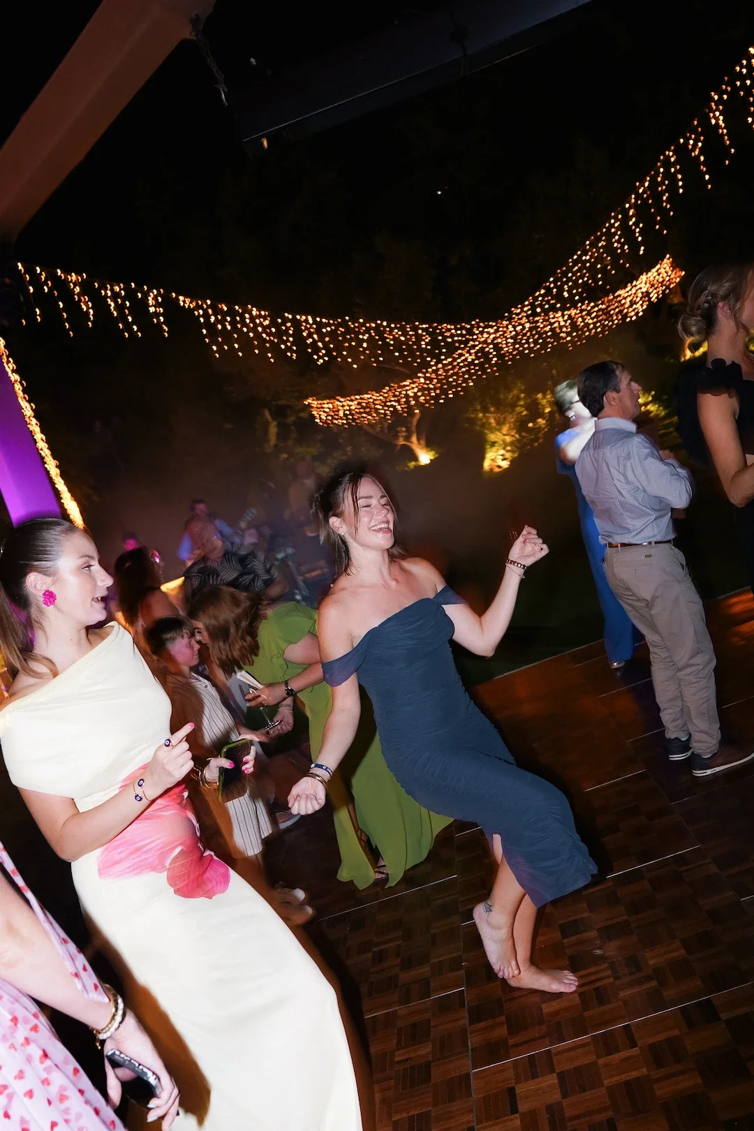 guests dancing at orizontes estate