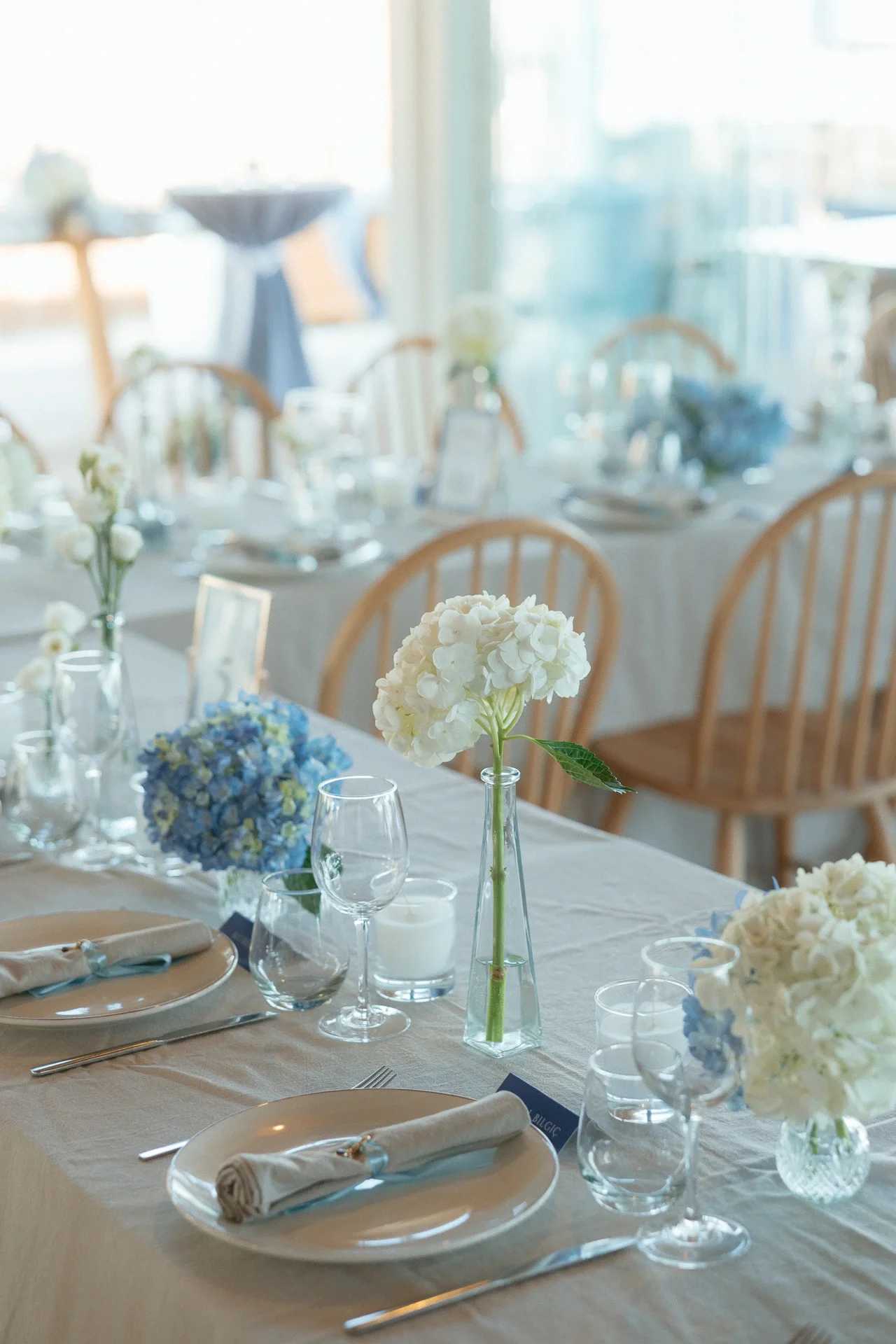 blue-and-white-hydrangeas-decorate-a-coastal-wedding.webp