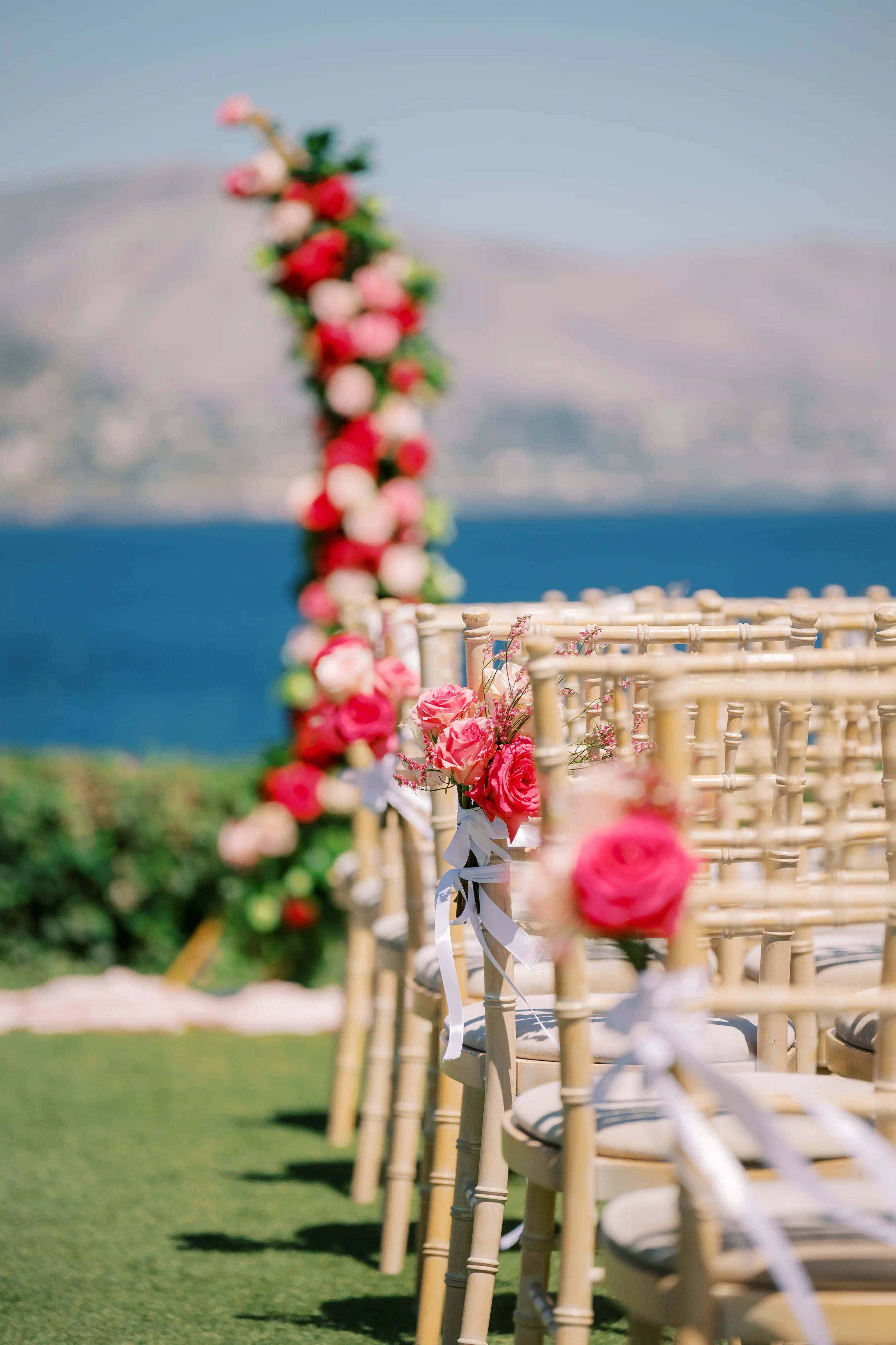 wedding-aisle-roses-decoration.webp