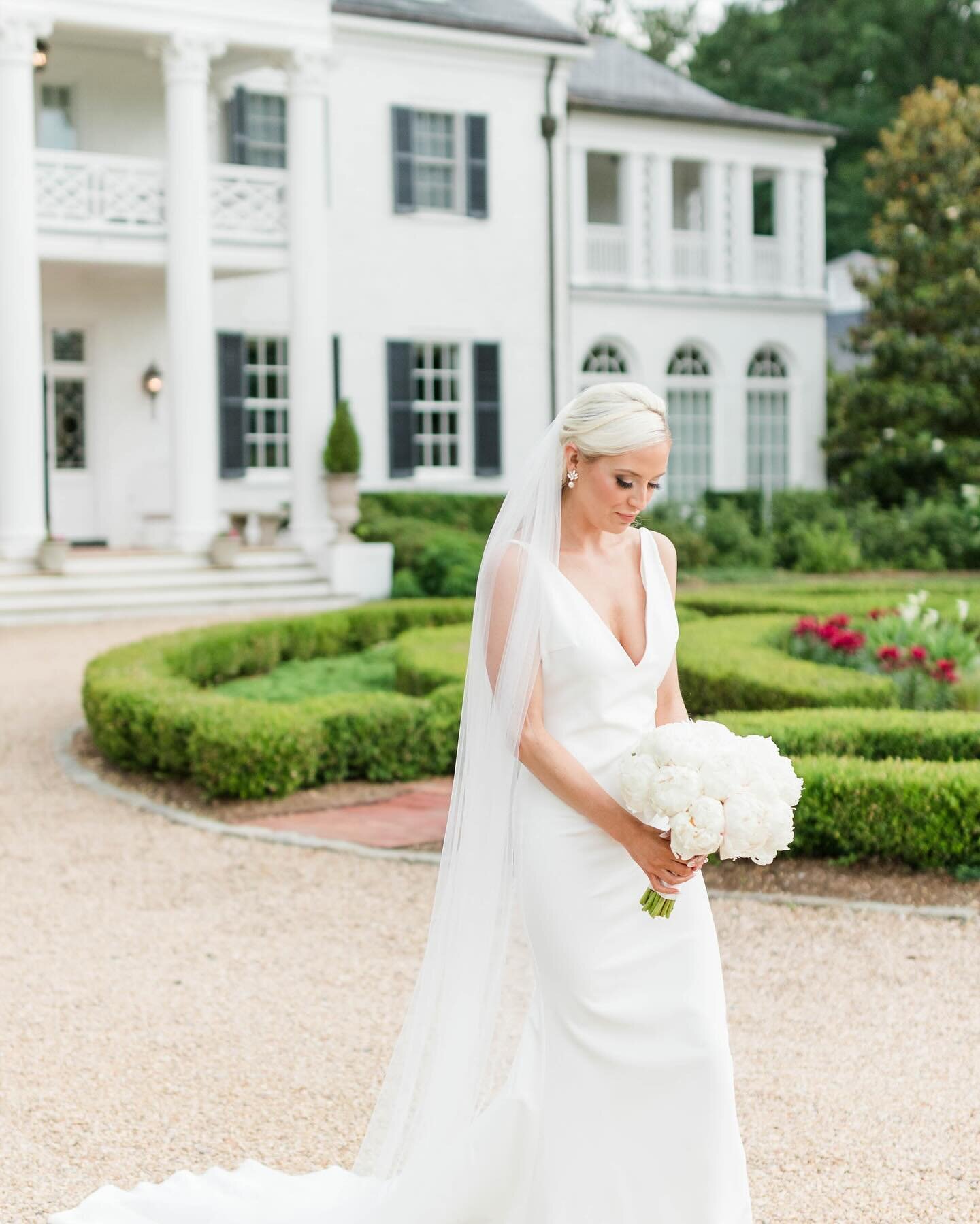 Our desperation for the summer temps has us reminiscing on this still stunning and timeless June wedding @keswickvineyards .🥂
 
Photography by @ashleyedmundsphoto