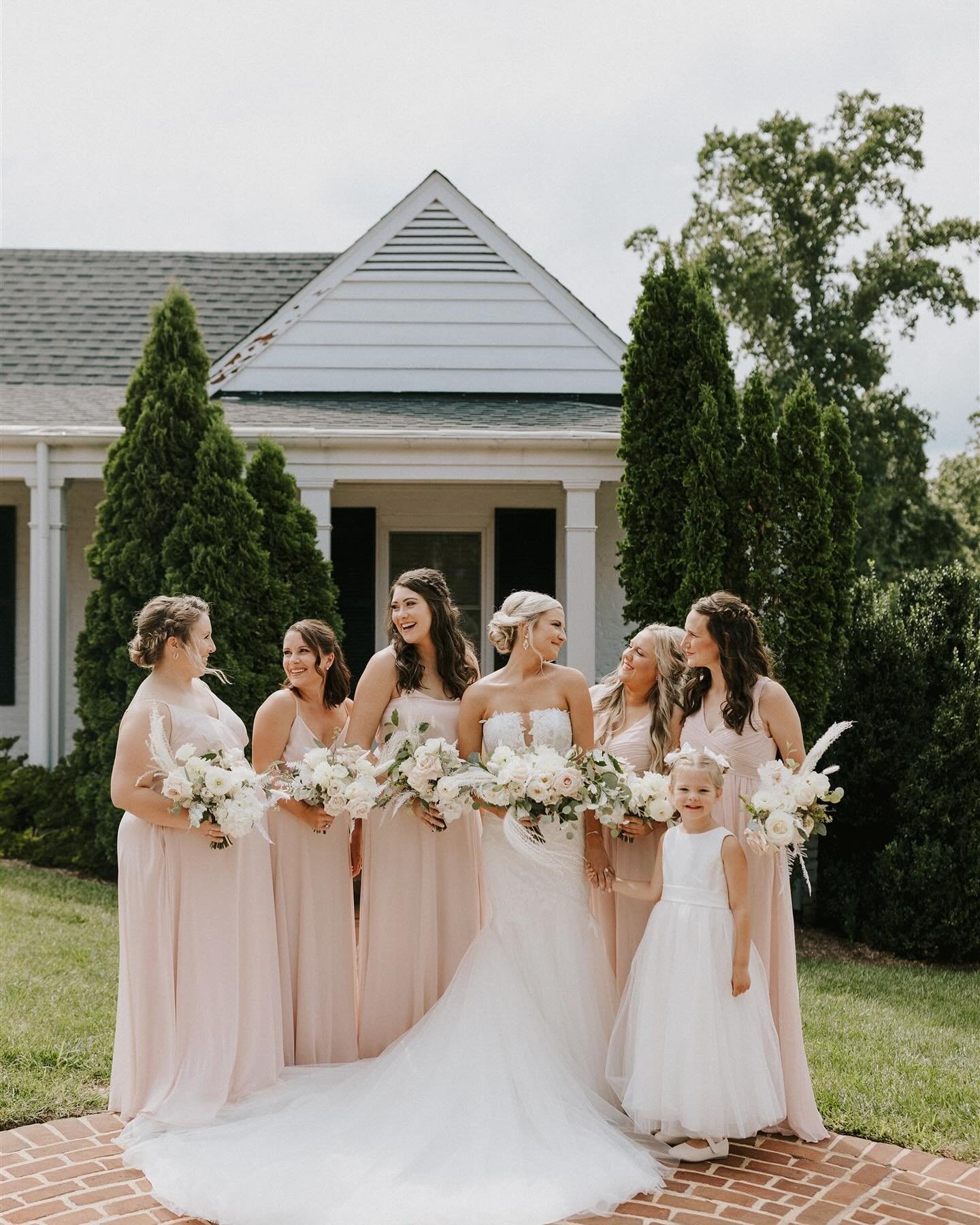 Over the years we have been obsessed with some of the trends surrounding bridesmaids ! From the mix match dresses, to having each girlfriend in a different pattern - we love to see it all 😍👏🏼! 

When choosing what your girls are going to wear, the