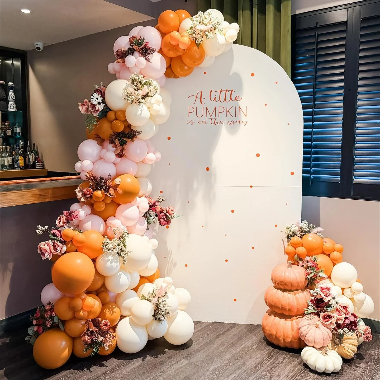 Bringing all the fall feels to this celebration 🧡 
balloons, blooms &amp; cozy fall colors tied this whole theme together perfectly! 

#njballoons #njeventdesigner #njeventplanner #njbabyshower #babyshower #njmom #balloonsnj #eventstyling #littlepum