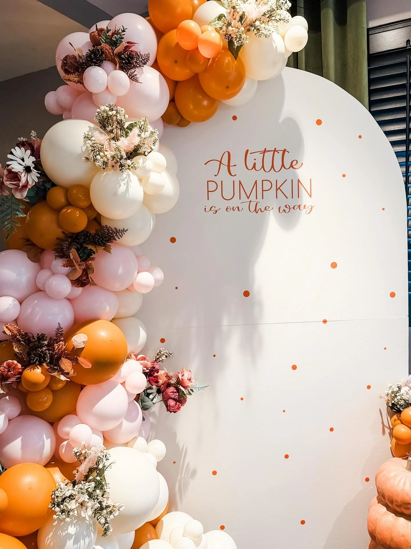 Adding extra details makes ALL the difference! 😍

It&rsquo;s the florals, the custom lettering, and the tiny design details that take it from just like any other backdrop to the moment everyone stops to admire!

So when in doubt, always let me add t