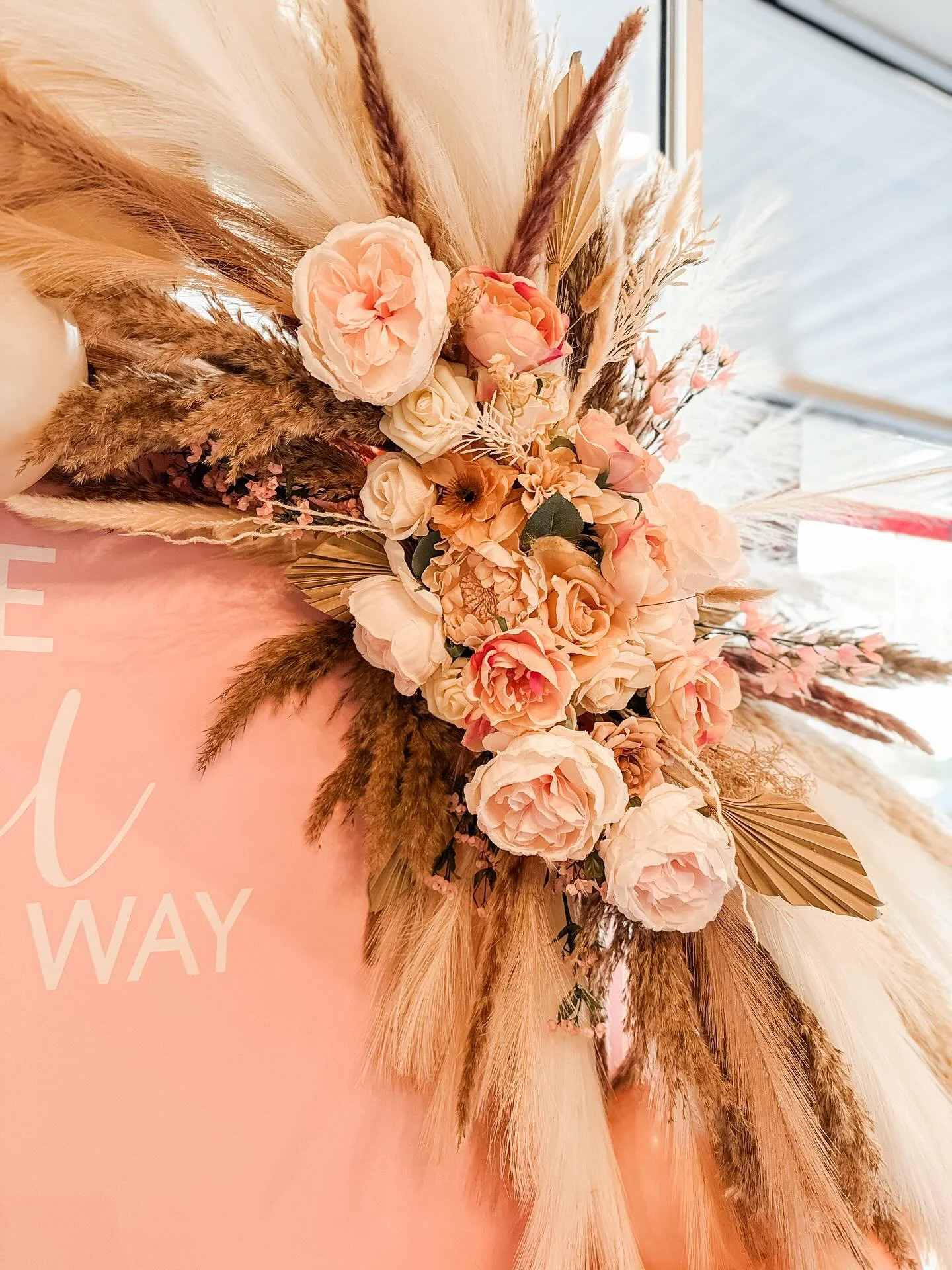 All in the details - soft blush tones, dried florals, and pampas magic 🌸🌾

Creating timeless backdrops one detail at a time! 

DM us to inquire about your next event! 

#njballoons #balloonsnj #ballooninstallation #balloongarland #balloonbackdrop #