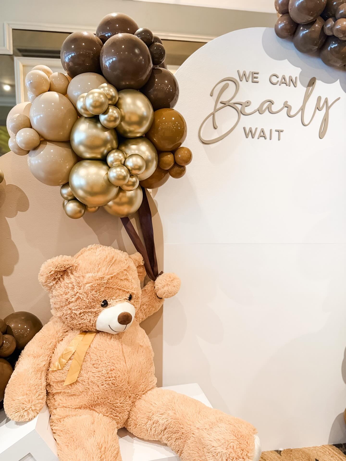 Neutral tones, soft shimmer, and teddy bear charm 🧸 🤎
This &ldquo;We Can Bearly Wait&rdquo; setup was designed to feel warm, timeless, and unforgettable.

#wecanbearlywait #babyshowerideas #ballooninstallation