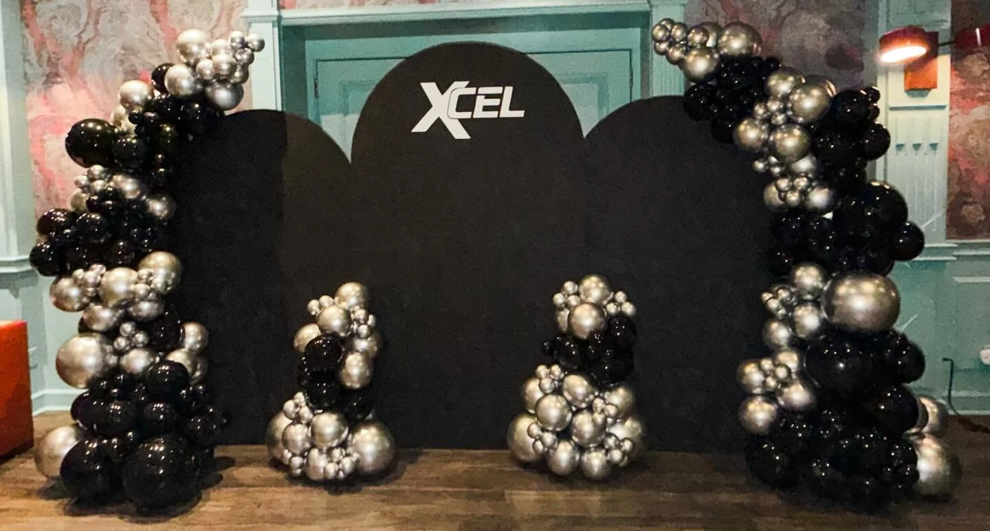 Statement balloons for a statement event 🖤

#corporateeventplanner #njballoons #njeventplanner #njevents #balloonsnj