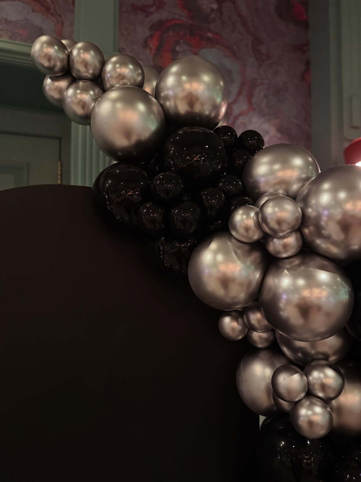 Designing statement installs that transform a space ✨🖤
Loved creating this custom balloon setup for XCEL&rsquo;s holiday party.

#corporateparty #njballoons #balloonsnj #ballooninstallation #njpartyplanner