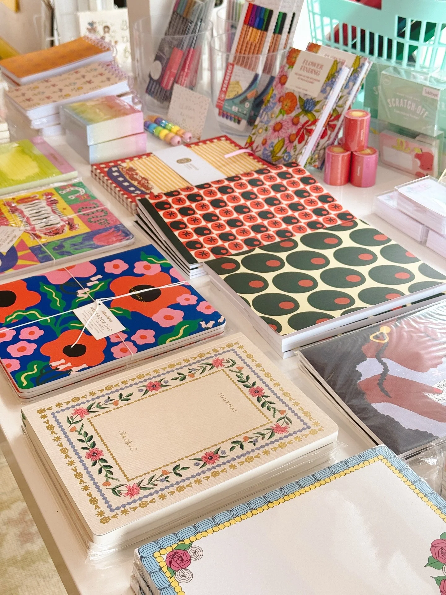 Idk about you guys, but the best activity to do in the fall/winter is to curl up on your couch with a good journal or scrapbook for a cozy night in 🥹🍂 We have a variety of journals (including these cutie junk journals from @itsatrinketparty !!) ava