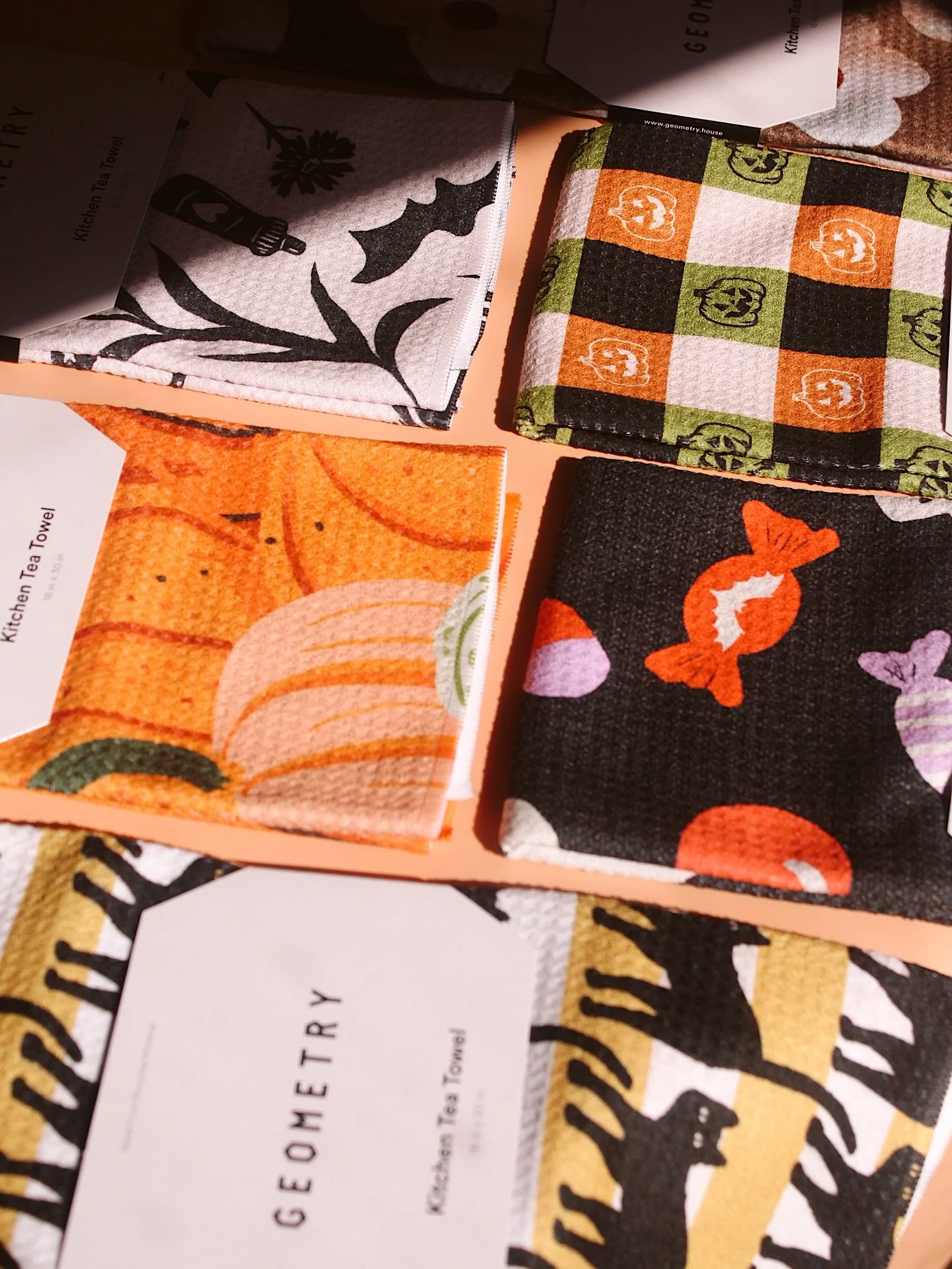 Come get some fall holiday goods today!! Ya know the drill- 10am-6pm! 😉⚡️