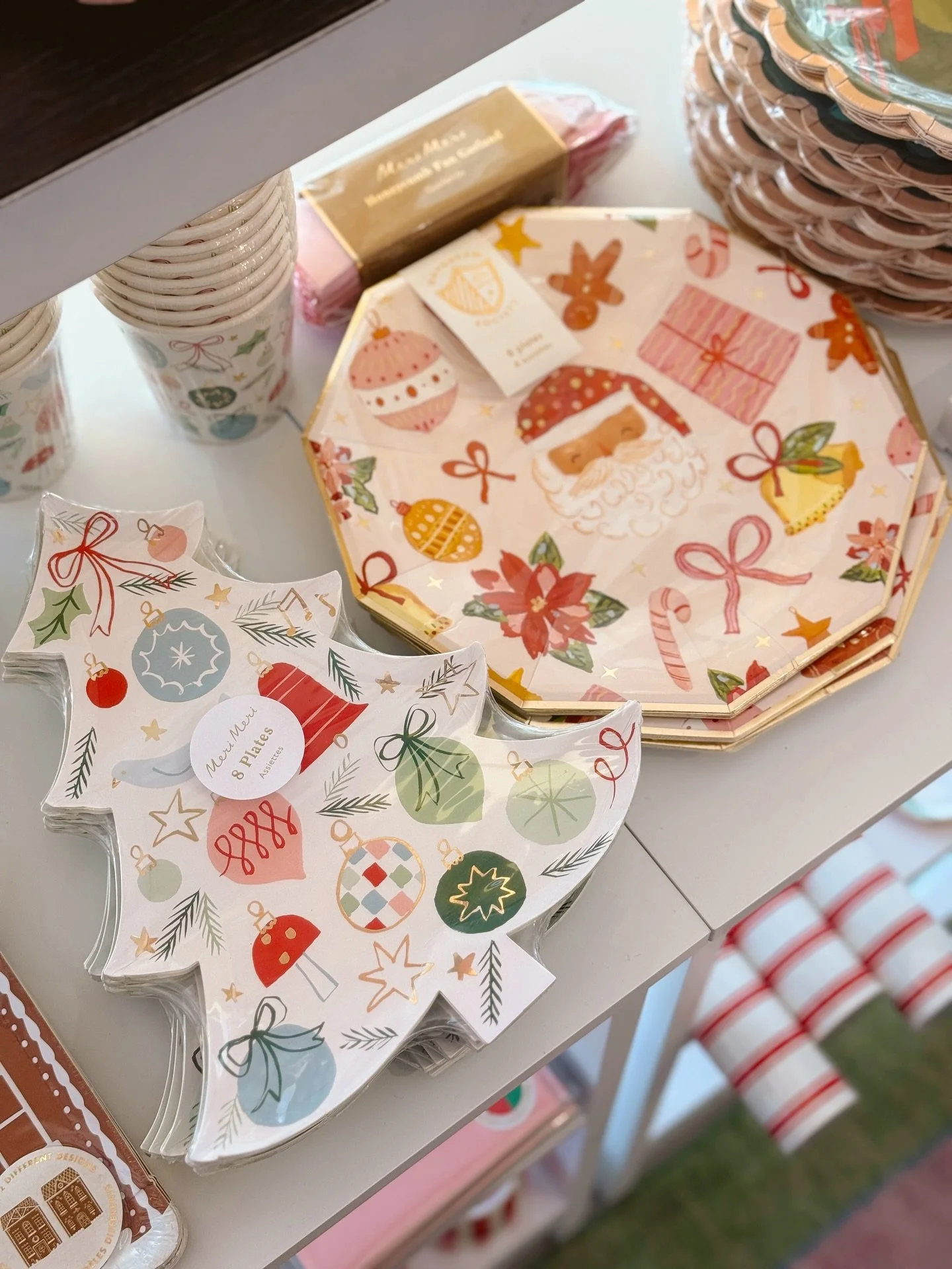 It may be a (little) bit early but we have all the Christmas goodies in our shop!! We got a big shipment &amp; it is definitely making our party shop look so so whimsical and warm! Come visit us before we close today at 6pm! ⚡️🎄

#party #partyplanni