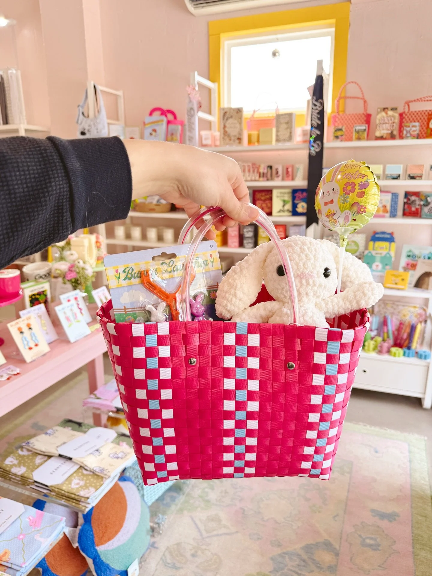 These bags from Mision De Casidad and MKS America make the perfect Easter basket for all things fun!! Choose a color and fill it up with some @sockerbitnyc candy! Or make a gift basket filled with books, stationery, and trinkets! Whatever your lil he