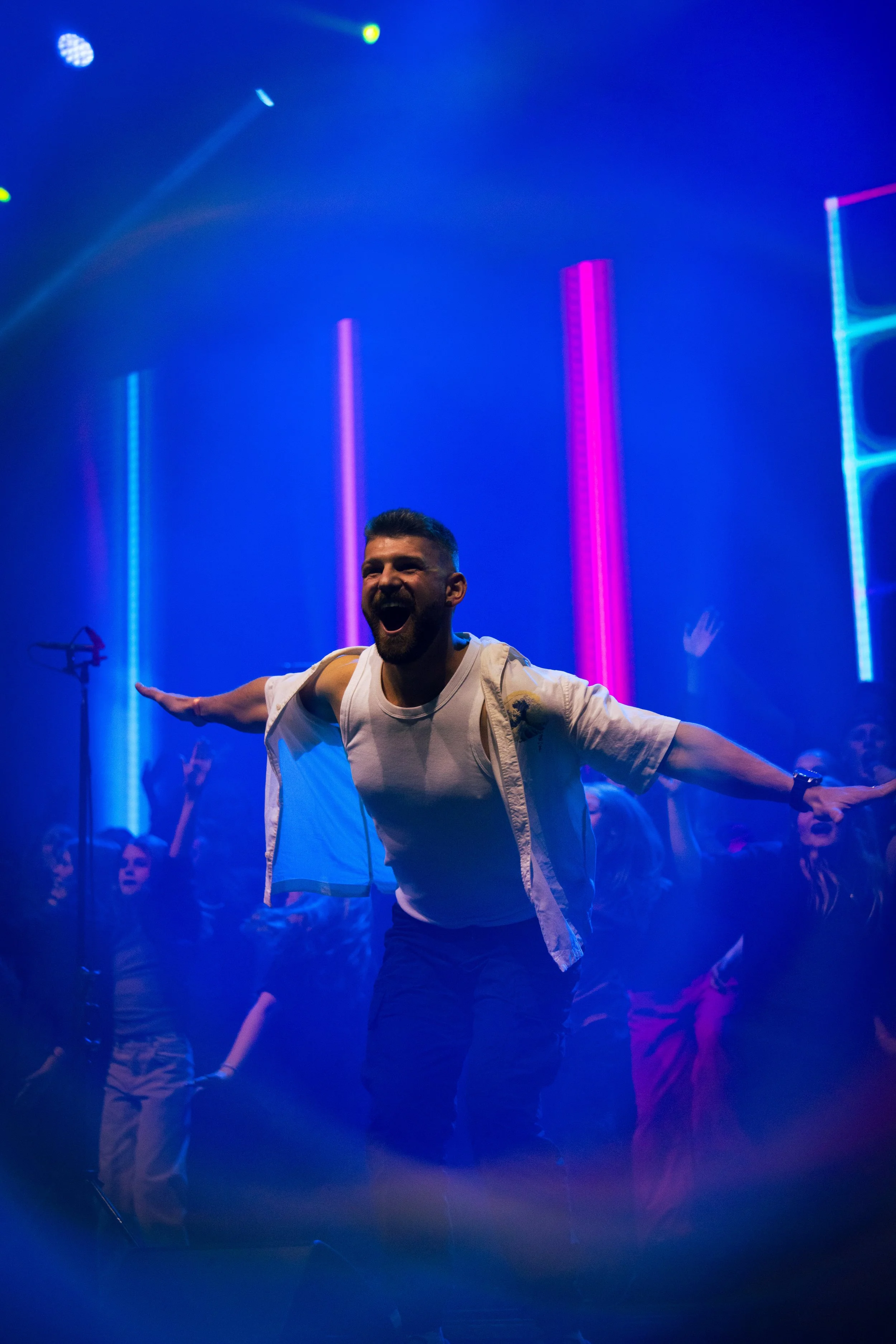 Tim Uffindell leading a mass choir at the International Soul Children Festival in Oslo, May 2025