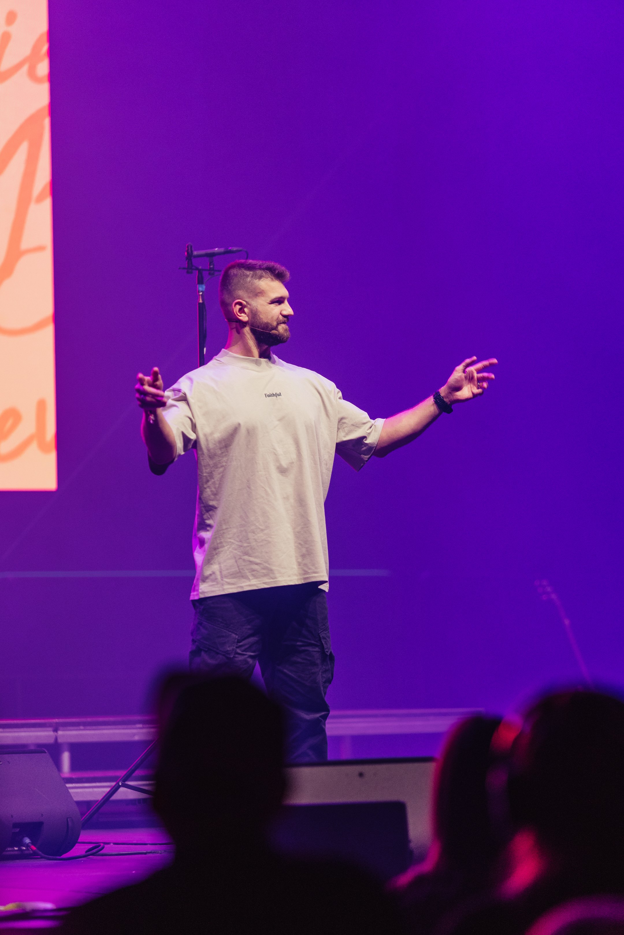 Tim Uffindell leading a mass choir at the International Soul Children Festival in Oslo, May 2025