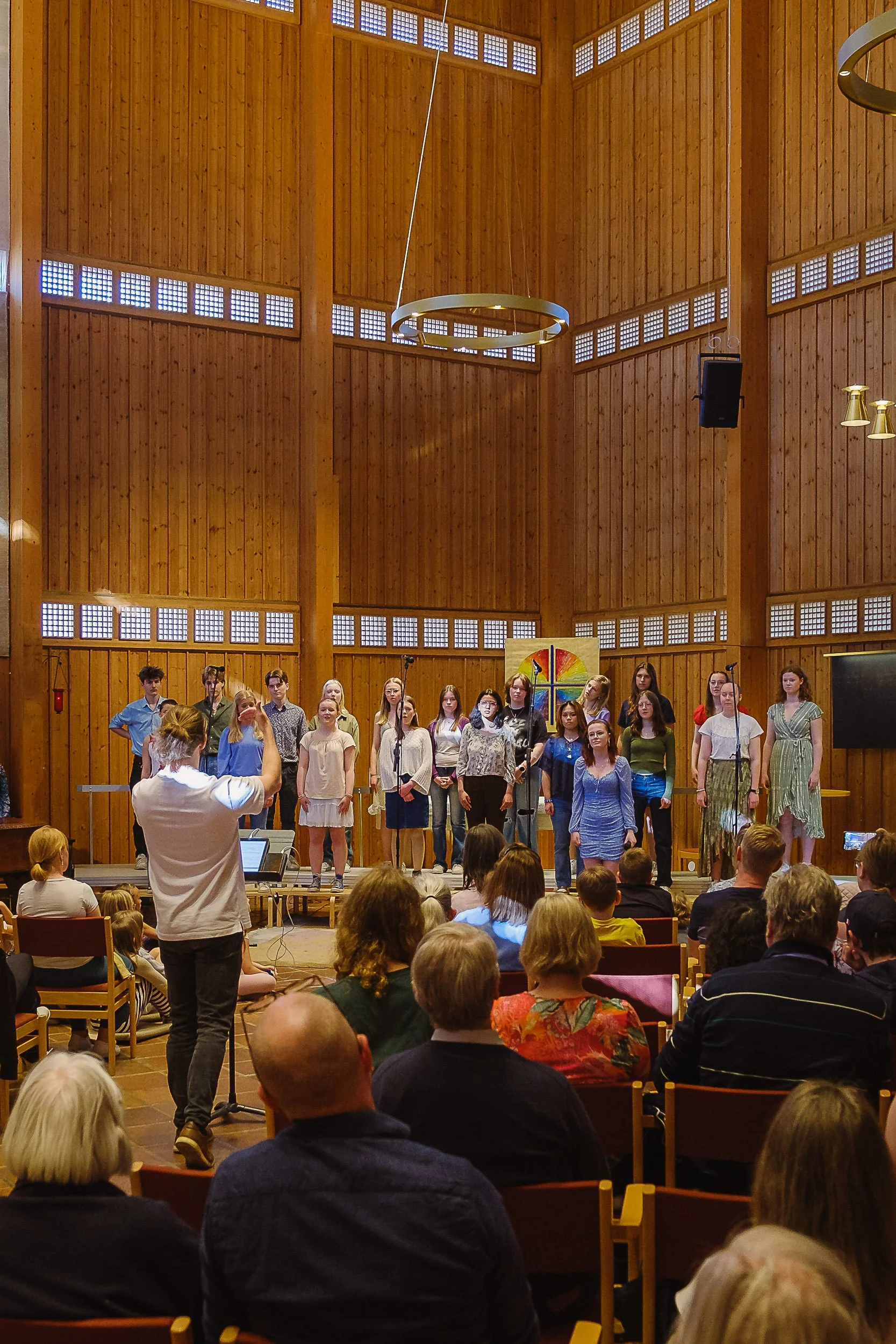 Tim Uffindell leading the Sollentuna Soul Teens Choir in Stockholm