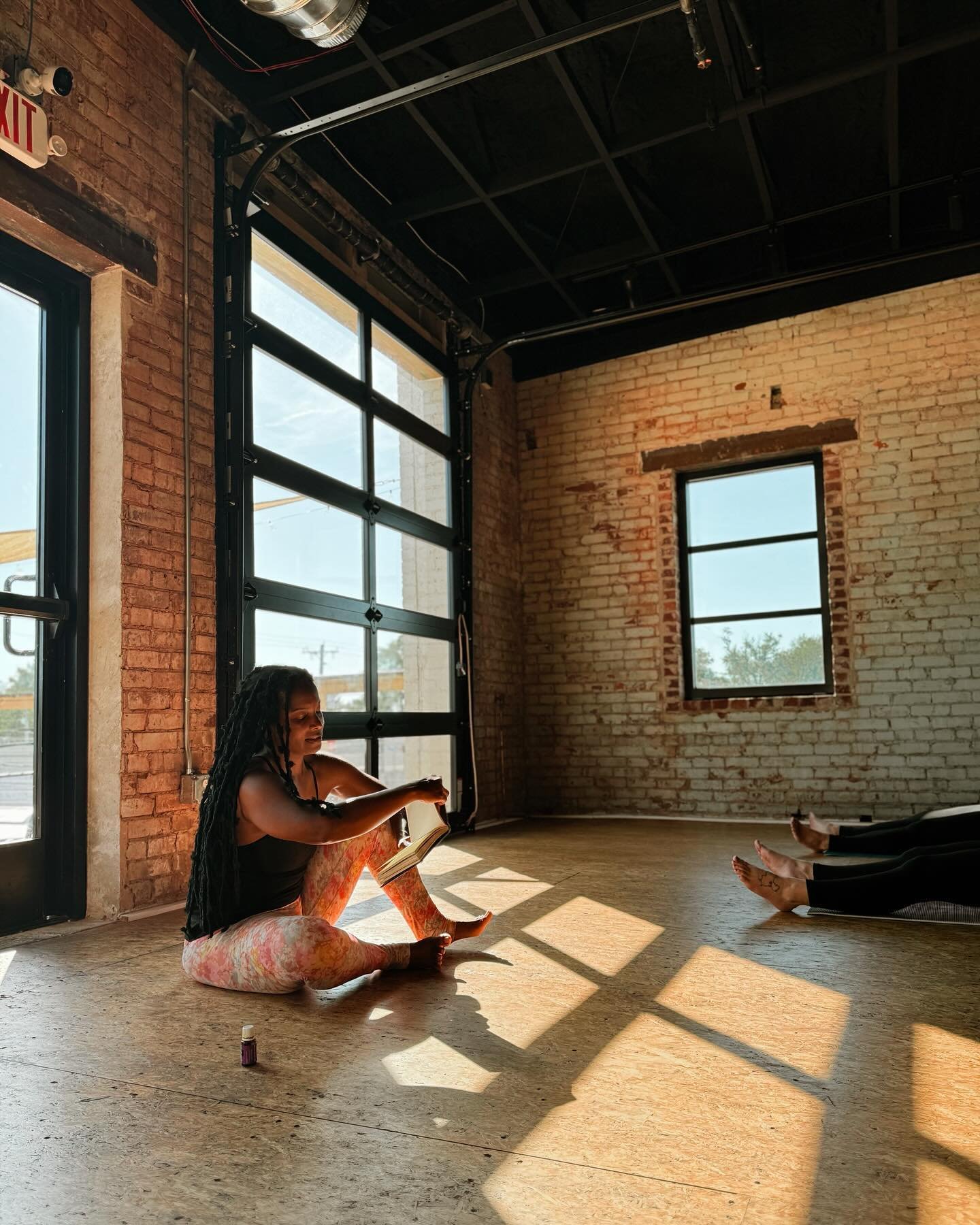 Yoga at The Print Shop is such a beautiful way to start Friday Eve, as Marina likes to call it! 🧘🏾&zwj;♀️We&rsquo;d love to have you join us next week. 

$10 cash or Venmo. You&rsquo;ll find us right upstairs&hellip; where the light is pouring in.☀