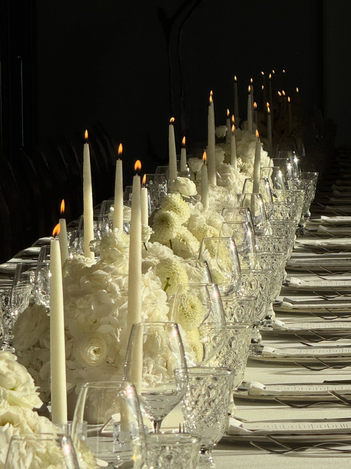 Can we make a white on white feel warm and cozy? Yes, we can 😏🤍

At @praiadocanal with @thenuptialcollective