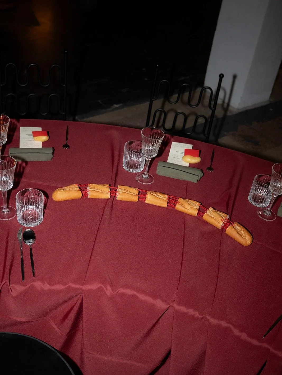 P&atilde;o cozido e muito amor &agrave; mesa

@dam.lisbon 
@ohmariaflores 
@loversstudioevents 
@nonaked_design_studio 
@aura.rentals