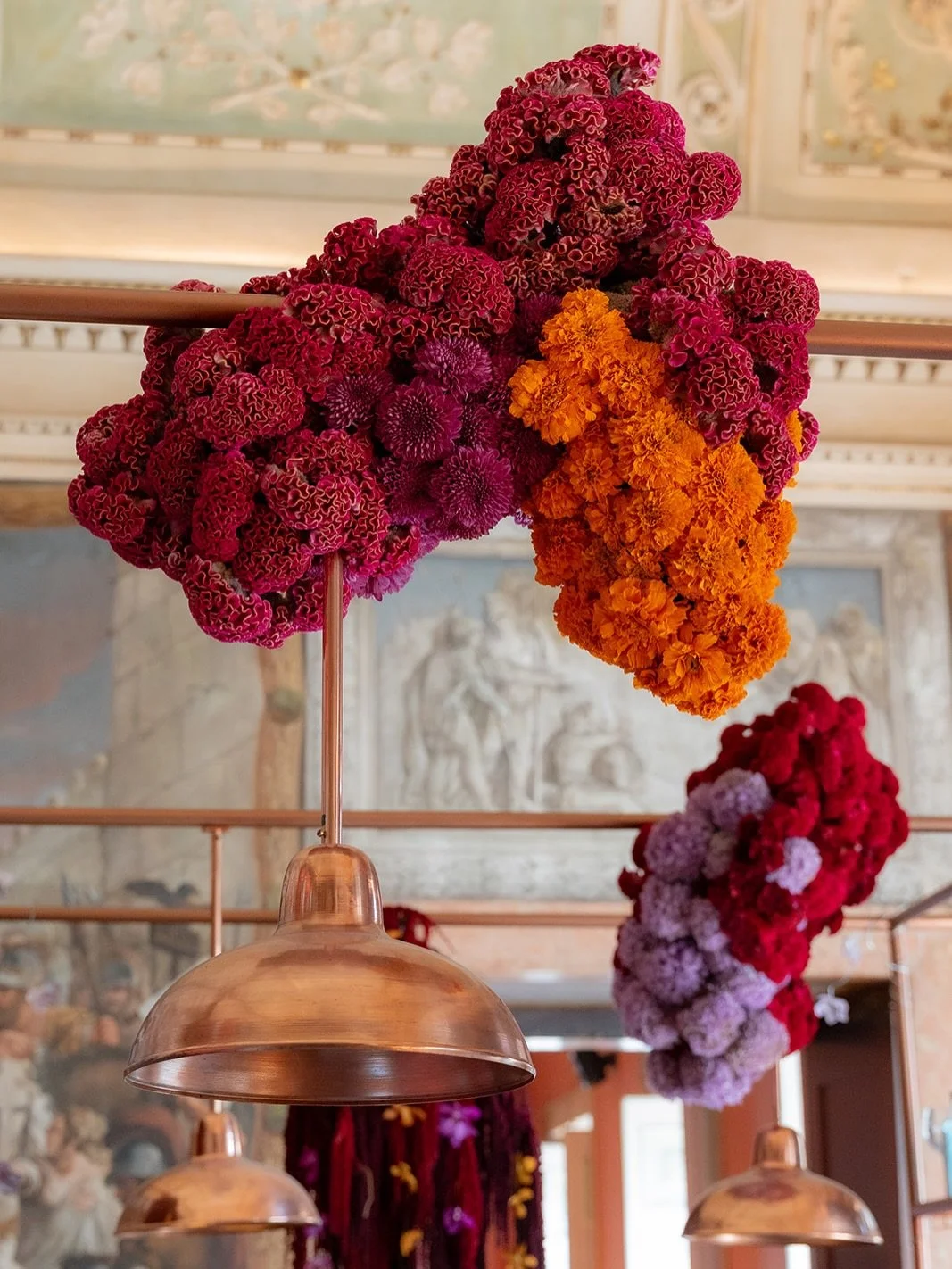 Created these flower clouds to be seen and felt differently from all the four corners of the bar. Flowering home, for @ashleysmithevents

@thevernacularphotography &amp; @stillelsewhere_content for @ohmariaflores