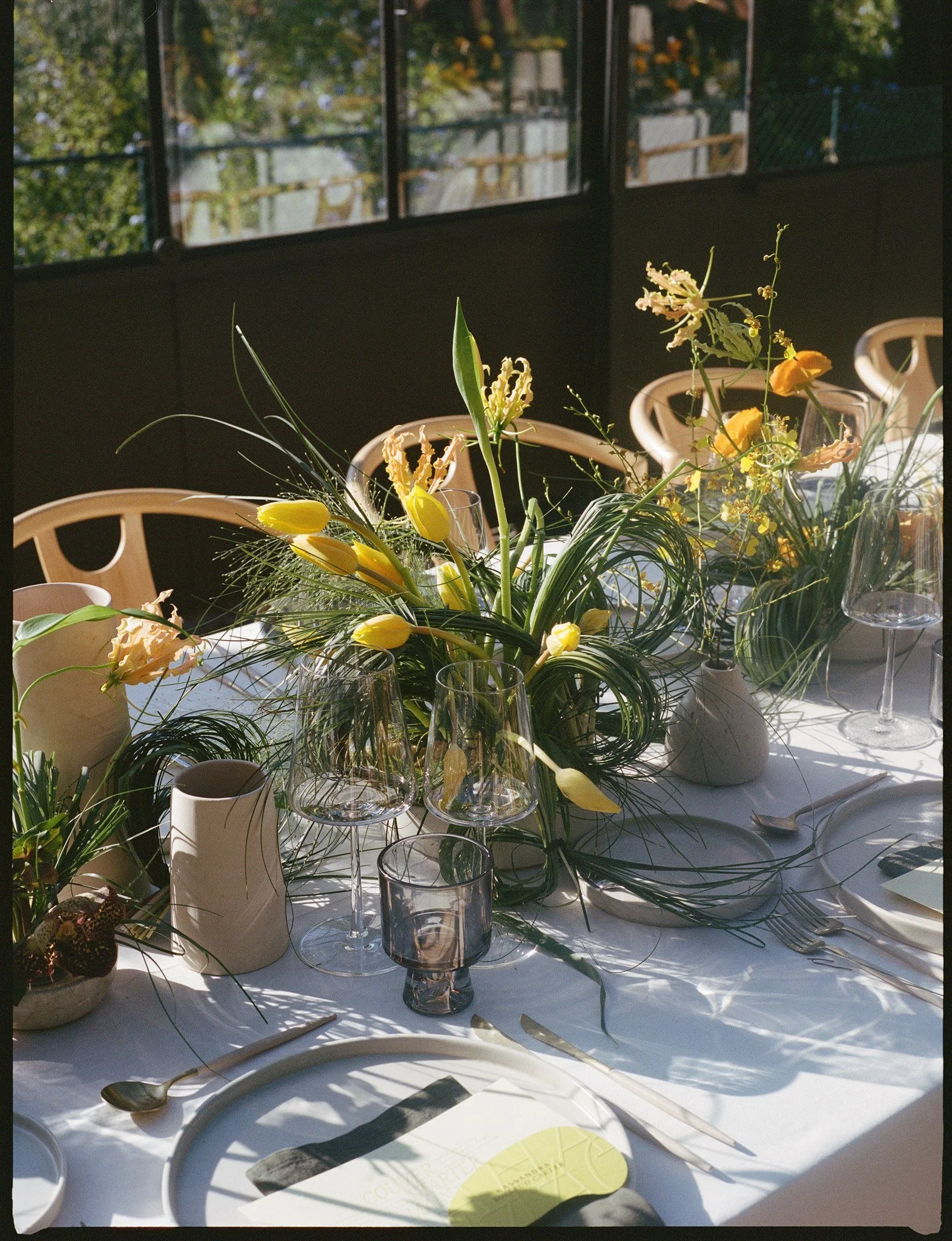 artistic-destination-wedding-florist-europe-table-flowers.jpg