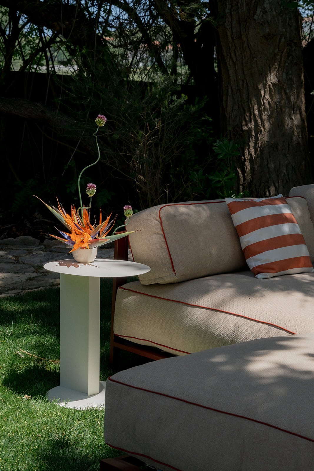modern-outdoor-wedding-lounge-floral-arrangement-artistic-destination-wedding-floral-design-oh-maria-flores-007.jpg
