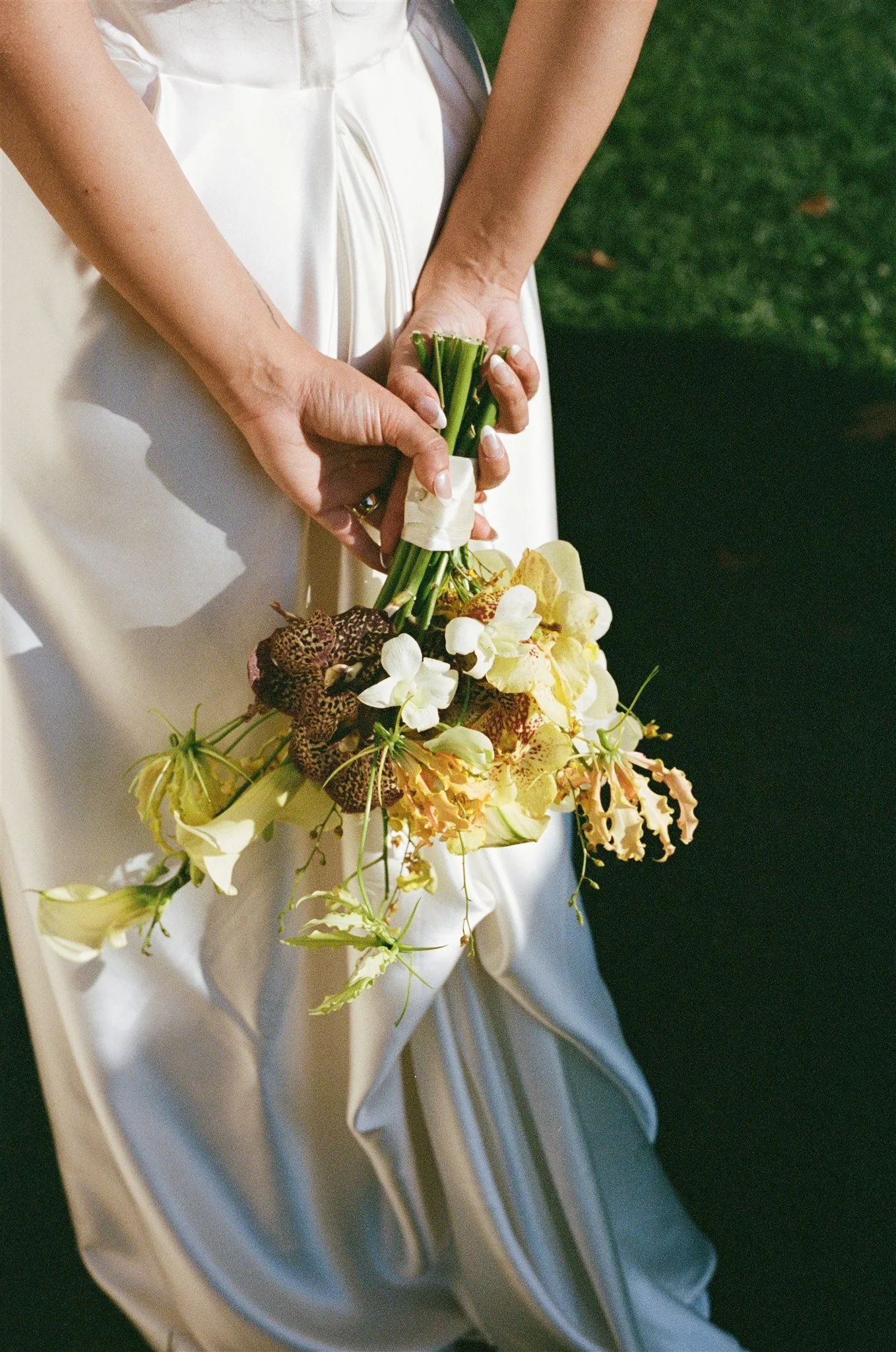 modern-yellow-white-bridal-bouquet-portugal.jpg