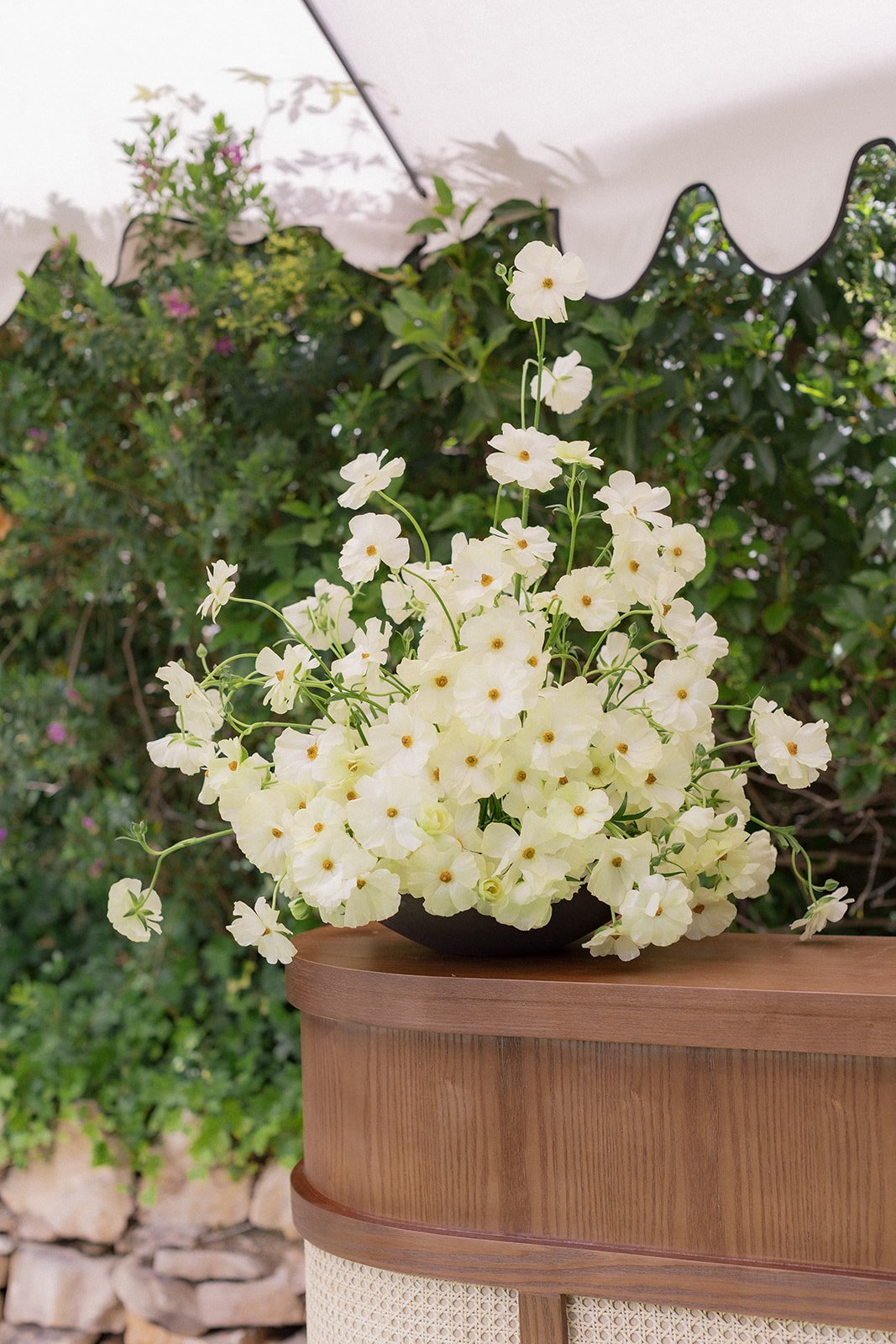 white-garden-flowers-wooden-vase-artistic-destination-wedding-floral-design-oh-maria-flores-049.jpg