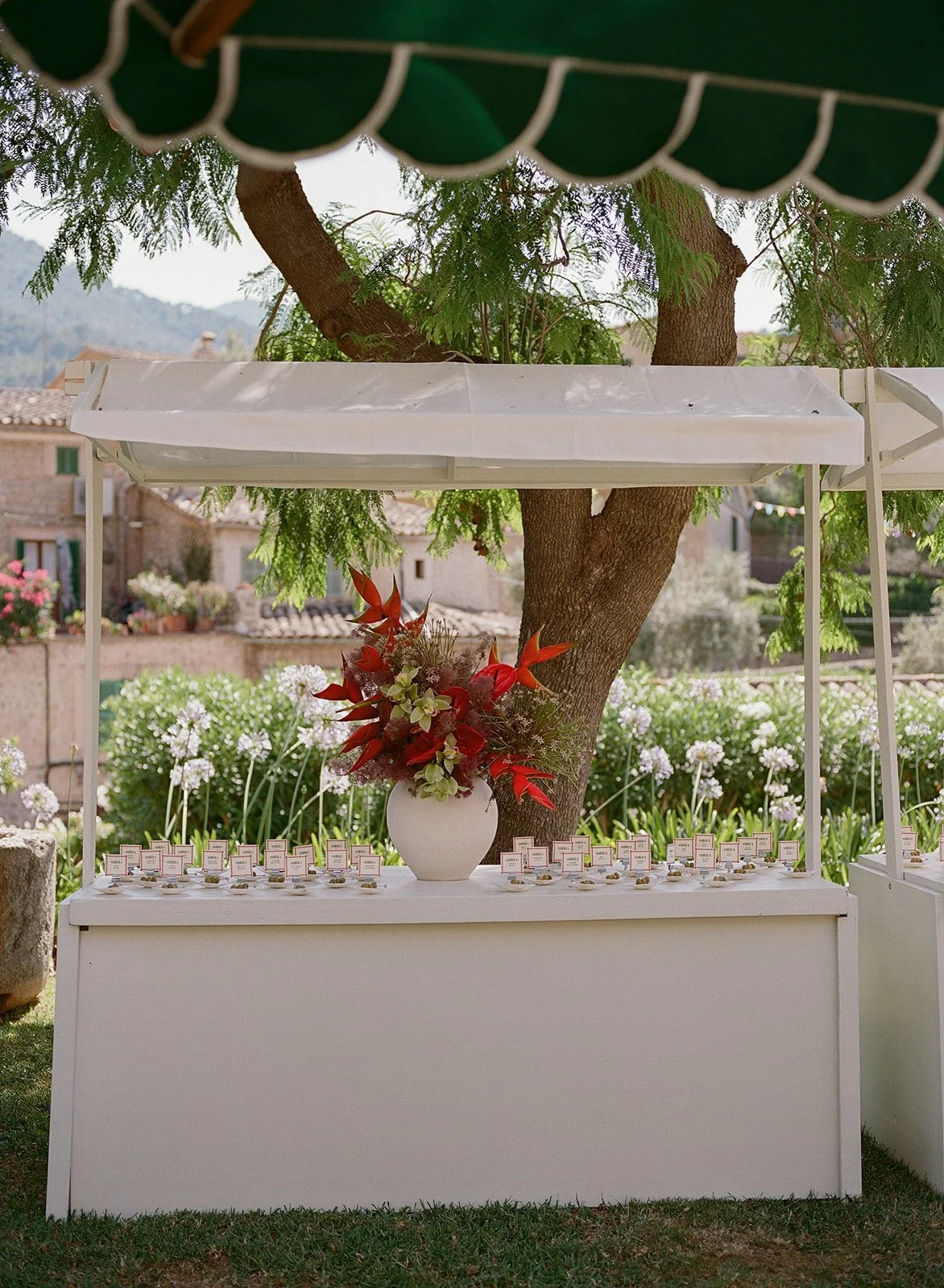 mallorca-wedding-florist-cocktail-bar-flowers.jpg