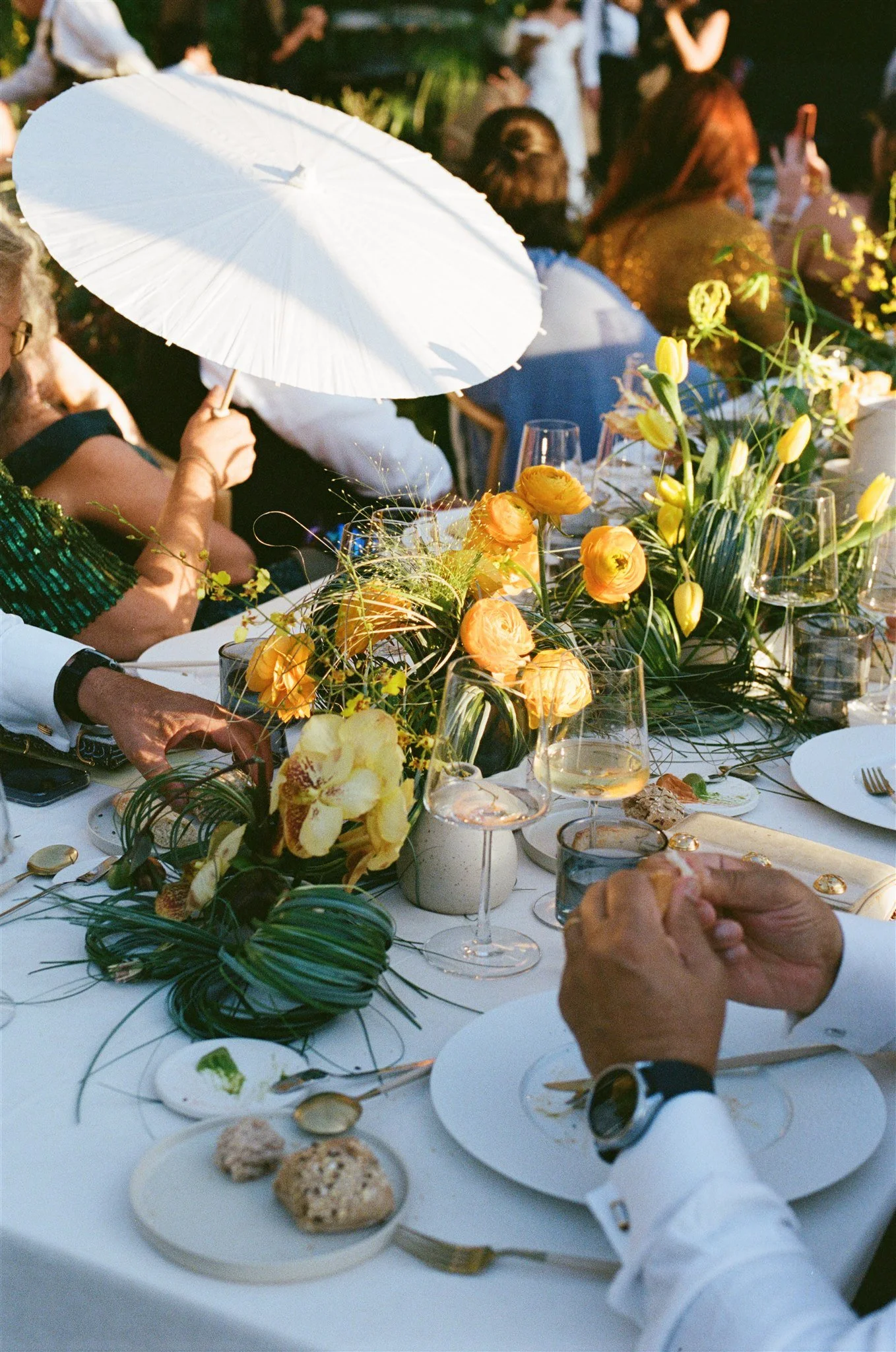 playful-yellow-floral-tablescape-wedding-portugal.jpg