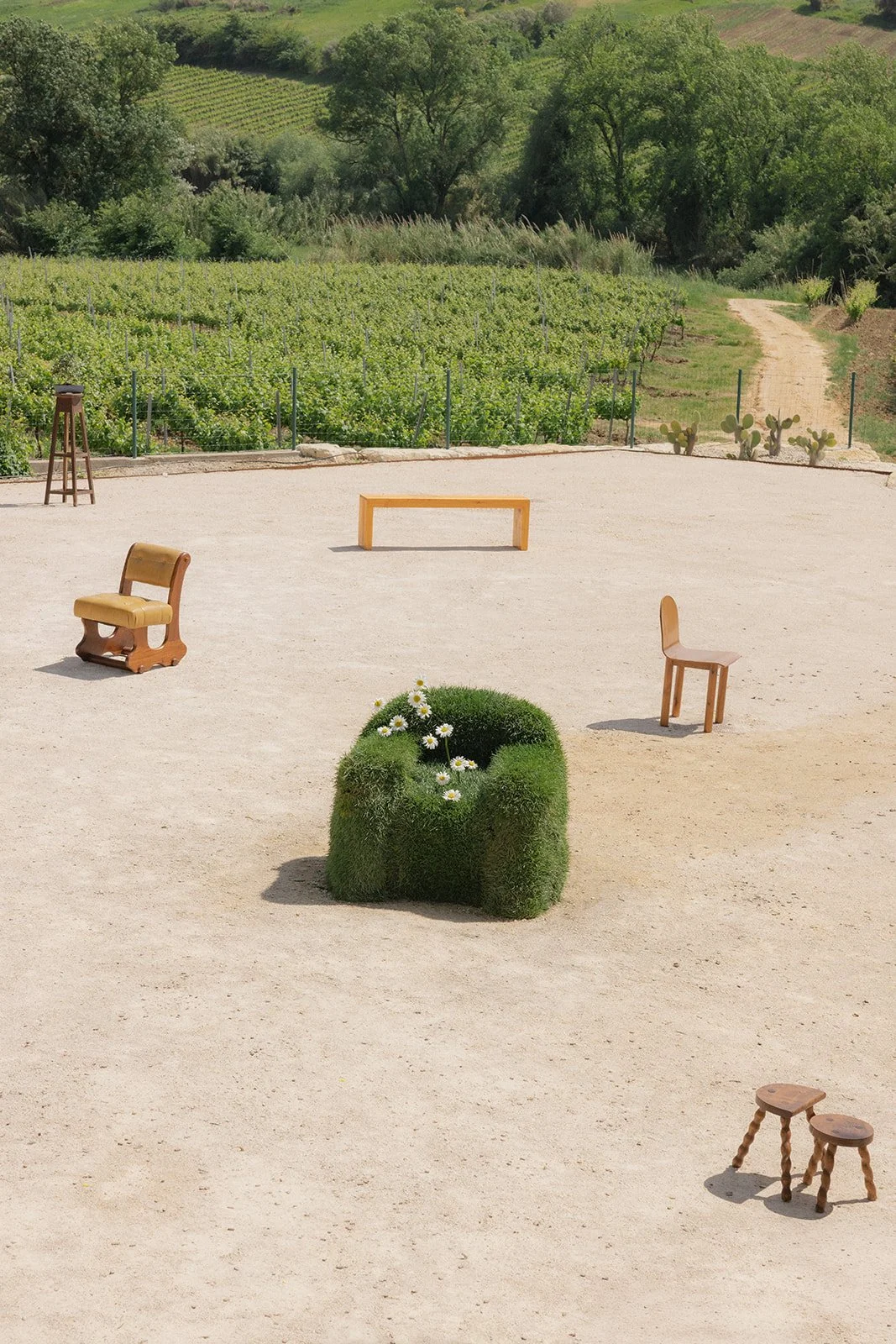 sculptural-green-wedding-lounge-countryside-editorial-wedding-event-design-oh-maria-flores-054.jpg
