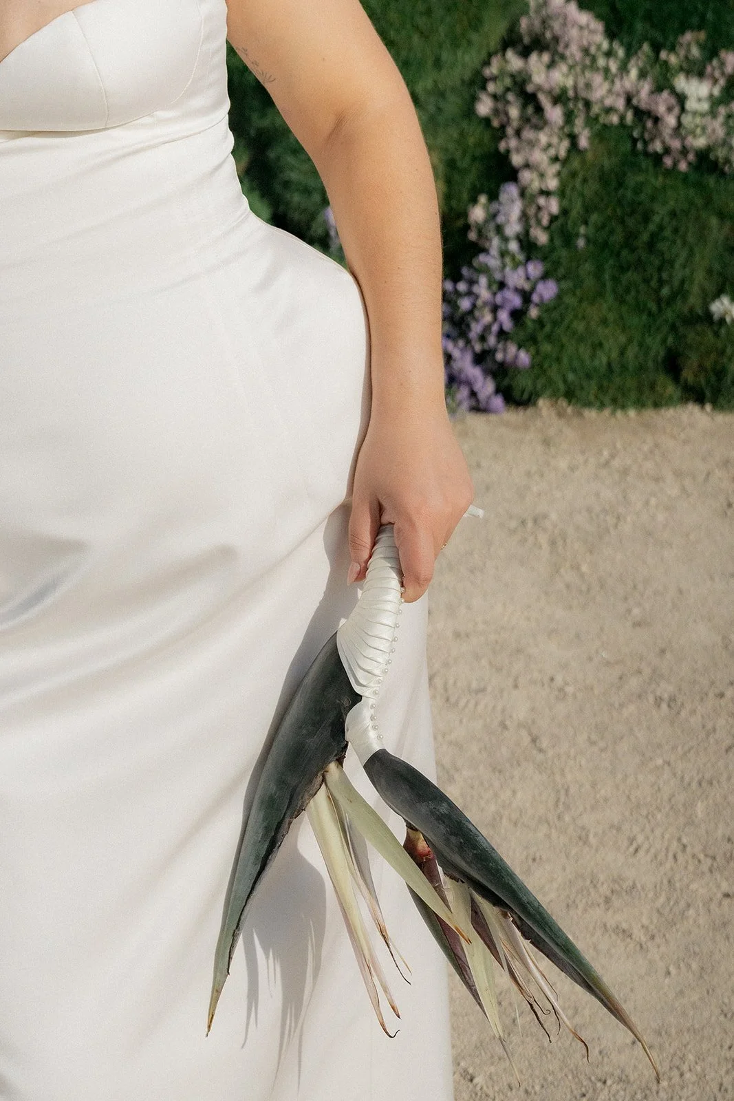 minimal-bridal-bouquet-white-dress-artistic-destination-wedding-floral-design-oh-maria-flores-005.jpg