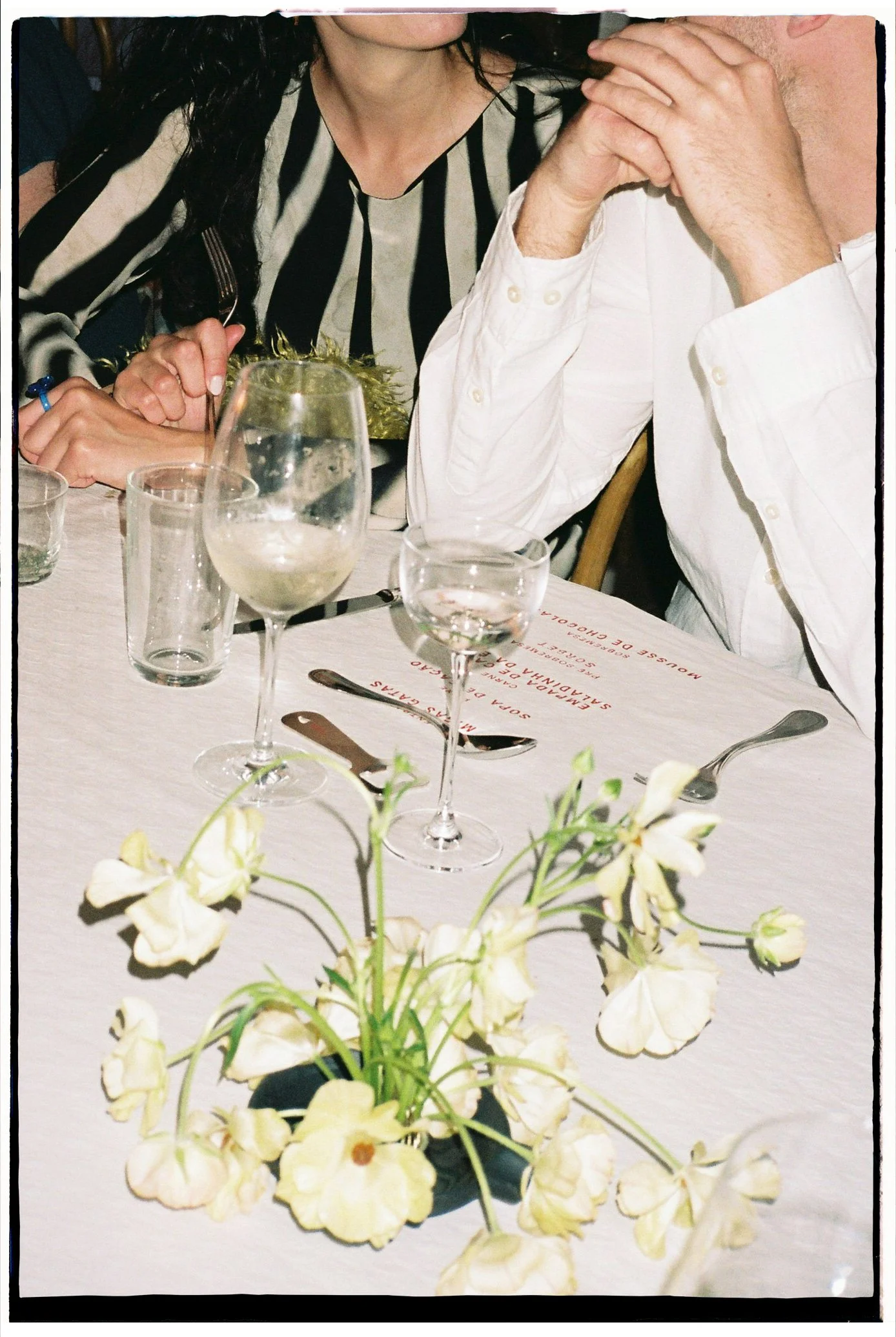 delicate-white-flowers-wedding-tablescape-artistic-destination-wedding-floral-design-oh-maria-flores-022.jpg