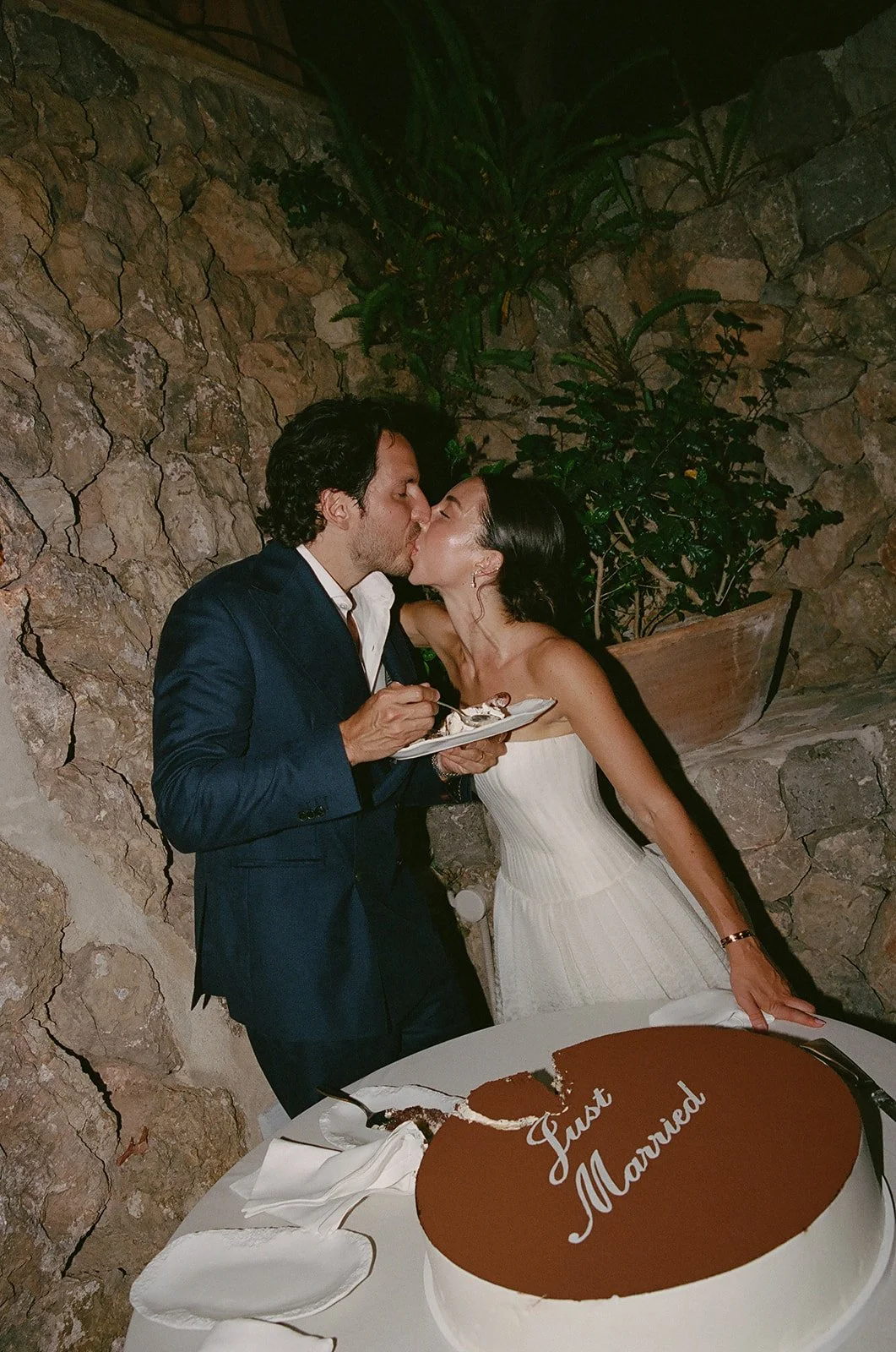 la-residencia-wedding-cake-cutting.jpg