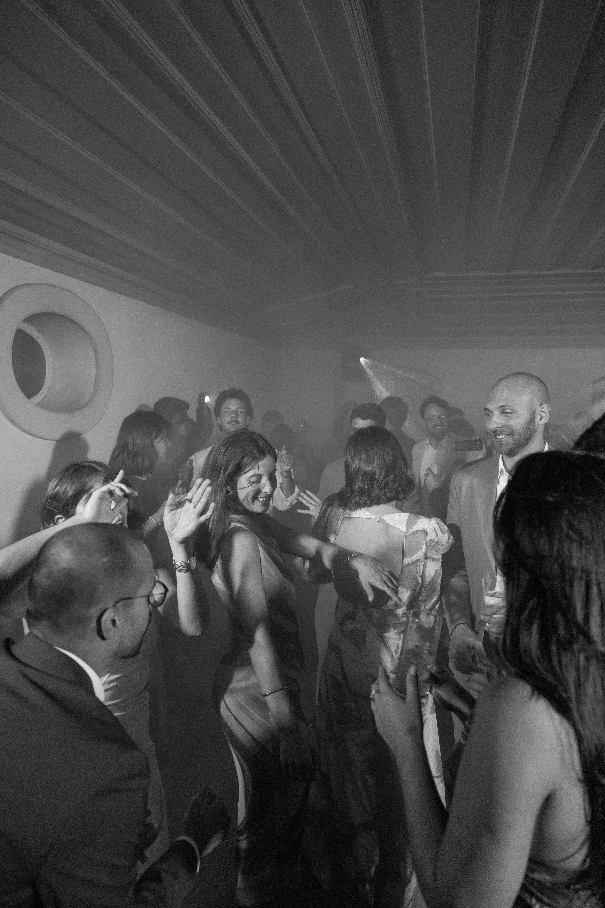 wedding-dance-floor-black-white-portuguese-destination-wedding-editorial-oh-maria-flores-039.jpg