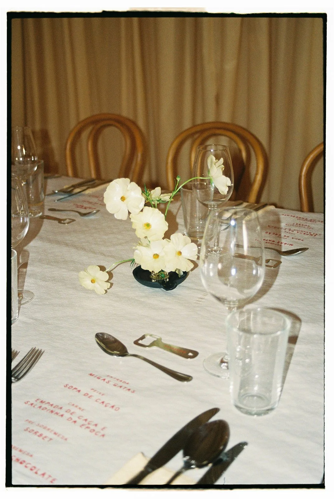 white-flower-centerpiece-intimate-wedding-table-artistic-destination-wedding-floral-design-oh-maria-flores-020.jpg
