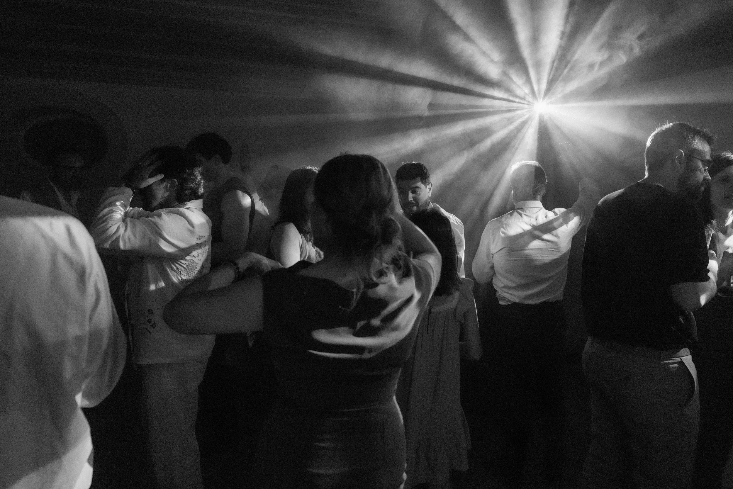 wedding-dance-floor-party-photography-portuguese-destination-wedding-editorial-oh-maria-flores-024.jpg