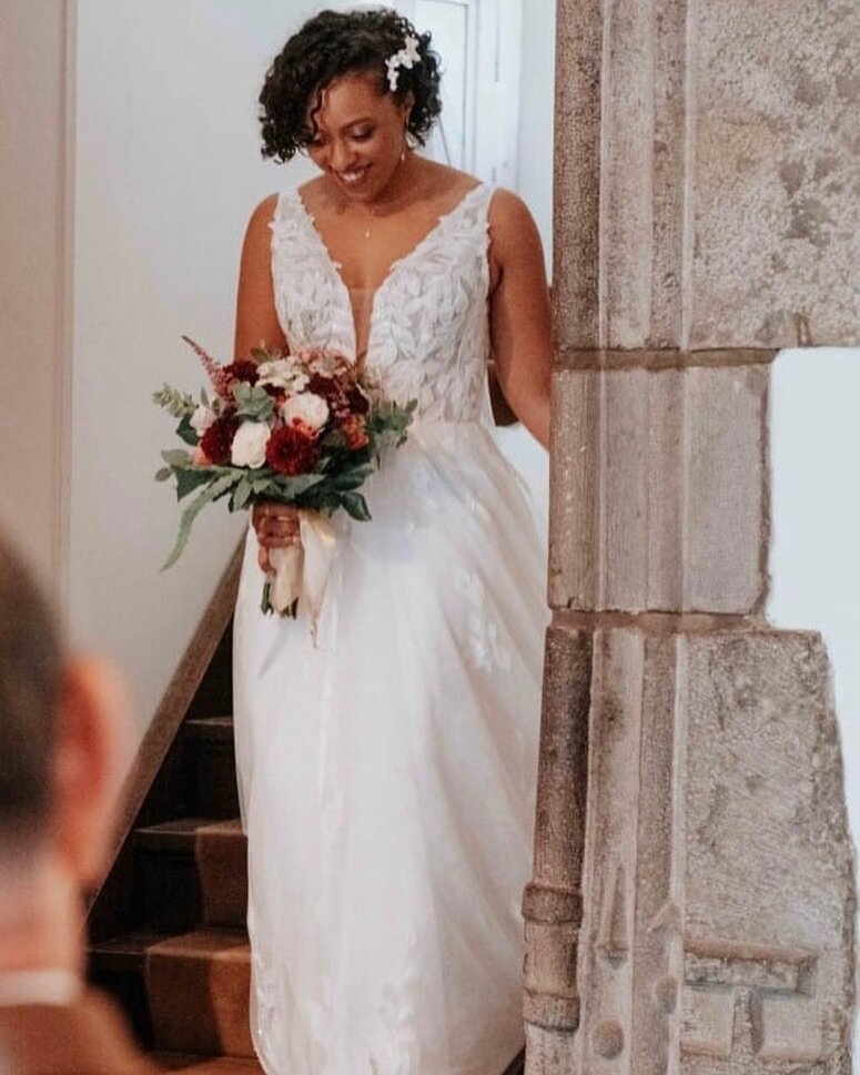 Gorgeous bride Alice was truly stunning on her wedding day! She chose a delicate arrangement of porcelain flowers and leaves to enhance her hairstyle, and it proved to be a resounding success! 
Alice suggested covering the leaves with a layer of anti