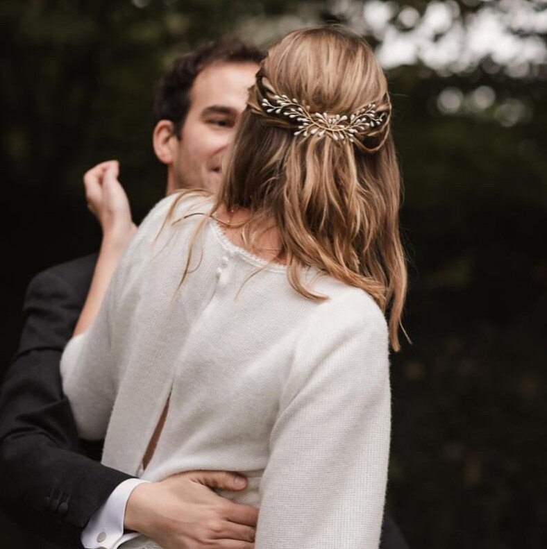 Beautiful bride Justine looked stunning on her wedding day! She chose the 𝑪𝒍𝒂𝒏𝒅𝒆𝒔𝒕𝒊𝒏𝒆 headpiece to elegantly enhance her half-up hairstyle. The cute little pistils popped in her hair, giving off this enchanting vibe. 
Absolutely loved it!✨