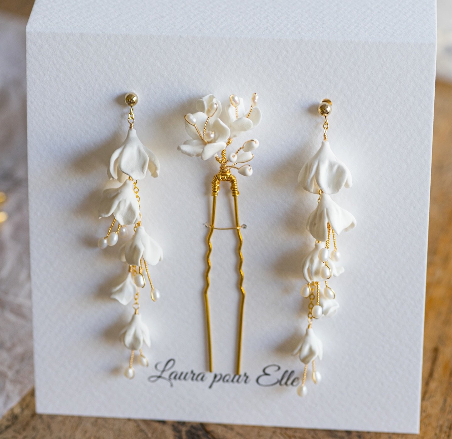 Our 𝑩𝒆𝒍𝒈𝒓𝒂𝒗𝒊𝒂 earrings paired with a delicate floral pin, a subtle detail that will make the difference adding balance and that touch of sophistication to your hairstyle! 

#laurapourelle #bouclesdoreilles #boucles #bridalearrings #accessoir