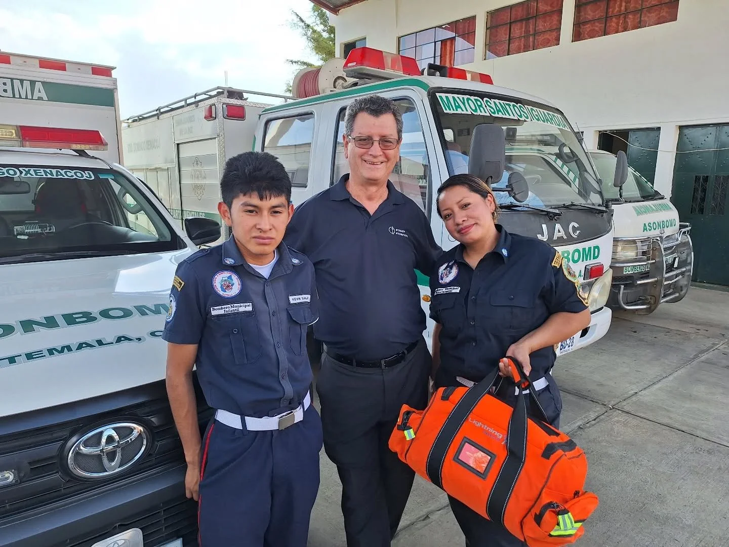 We had a busy day yesterday among many other things we donated this EMS tech bag to the fire department at Santo Domingo Xenacoj.